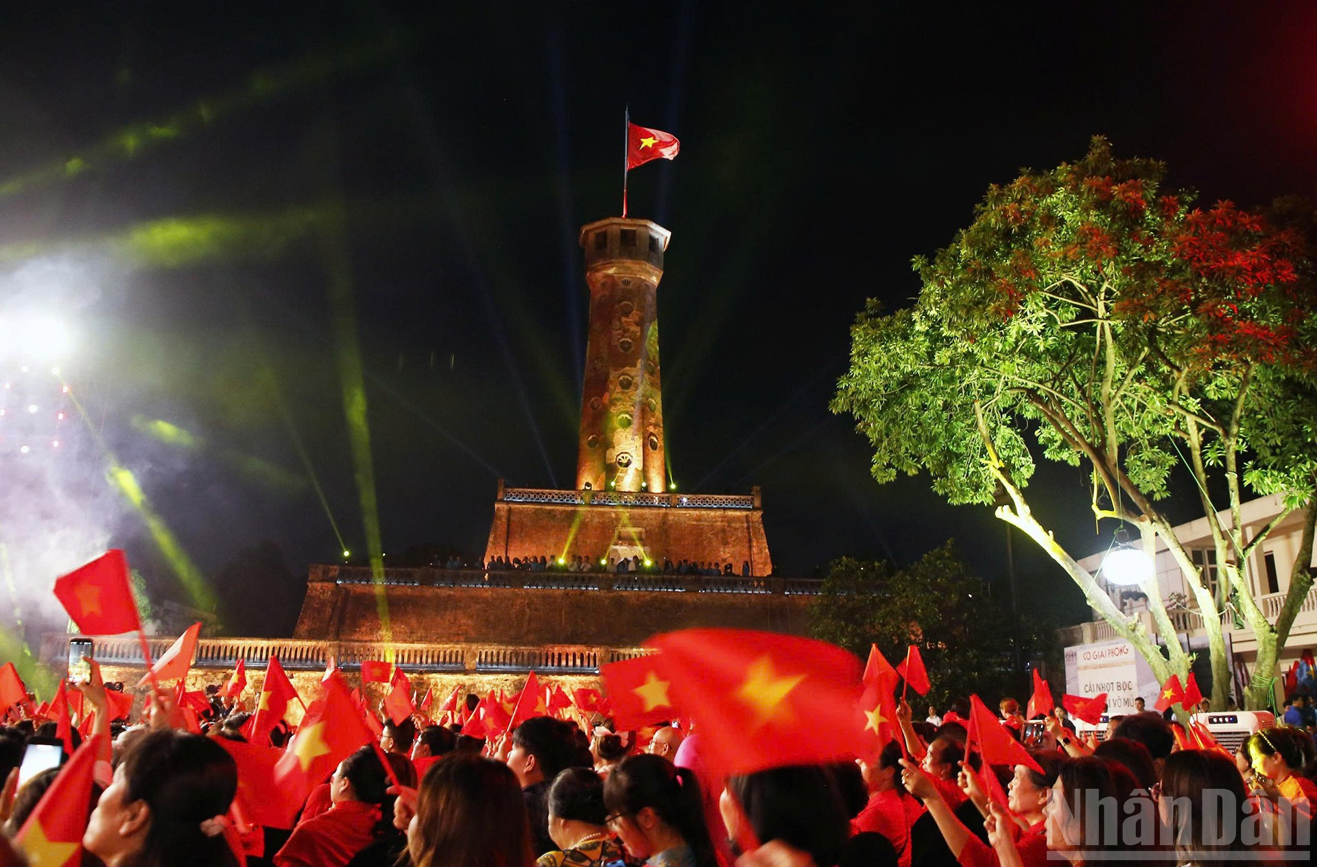 ទង់ជាតិបានរំកិលលើអគារទង់ជាតិហាណូយស្របតាមកម្មវិធី។ ndo_br_9-7322.jpg
