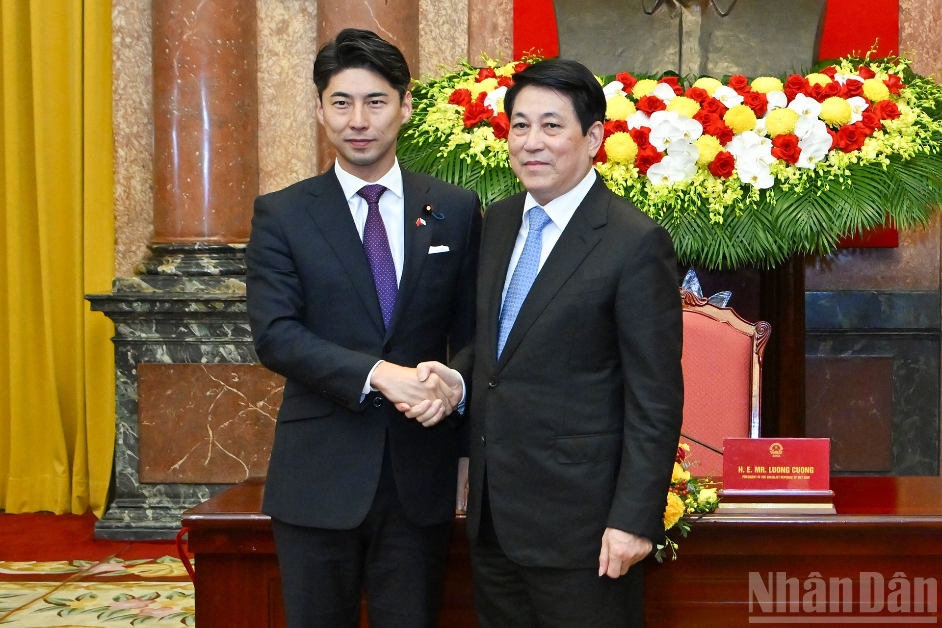 President Luong Cuong and Head of the Youth Committee of the Liberal Democratic Party of Japan Nakasone Yasutaka at the reception. ndo_br_3.jpg