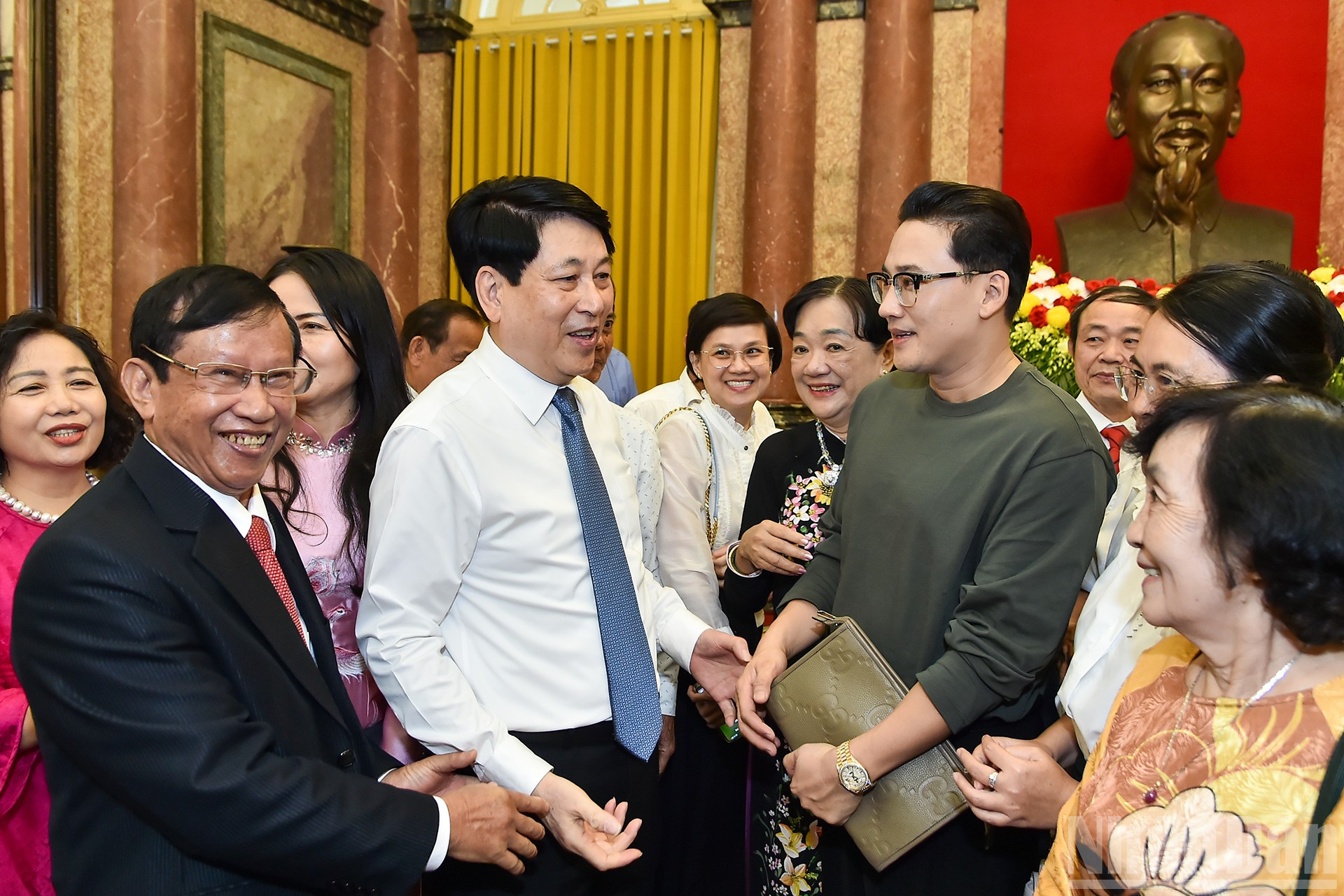 Chủ tịch nước Lương Cường với các đại biểu bên lề buổi gặp mặt. ndo_br_ltn-5124.jpg