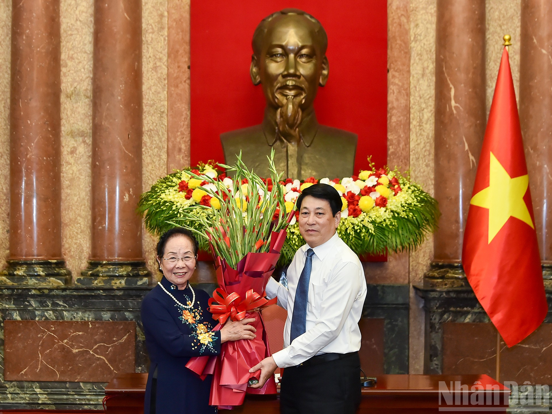 Nguyên Phó Chủ tịch nước Nguyễn Thị Doan, Chủ tịch Hội Khuyến học Việt Nam tặng hoa Chủ tịch nước Lương Cường tại buổi gặp mặt. ndo_br_7.jpg