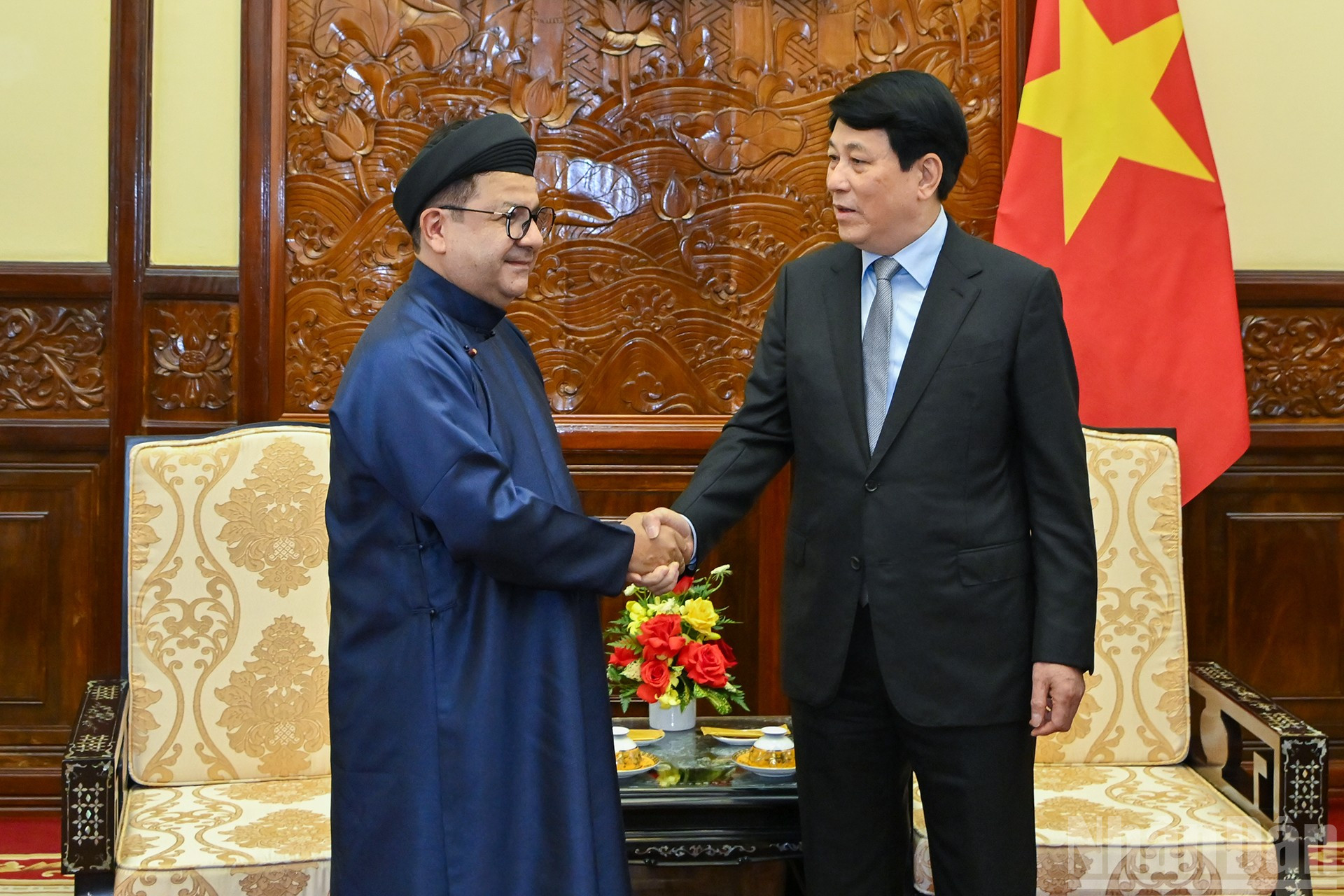Chủ tịch nước Lương Cường đón chào Đại sứ Chile tại Việt Nam Sergio Narea Guzman tại buổi tiếp. ndo_br_2.jpg