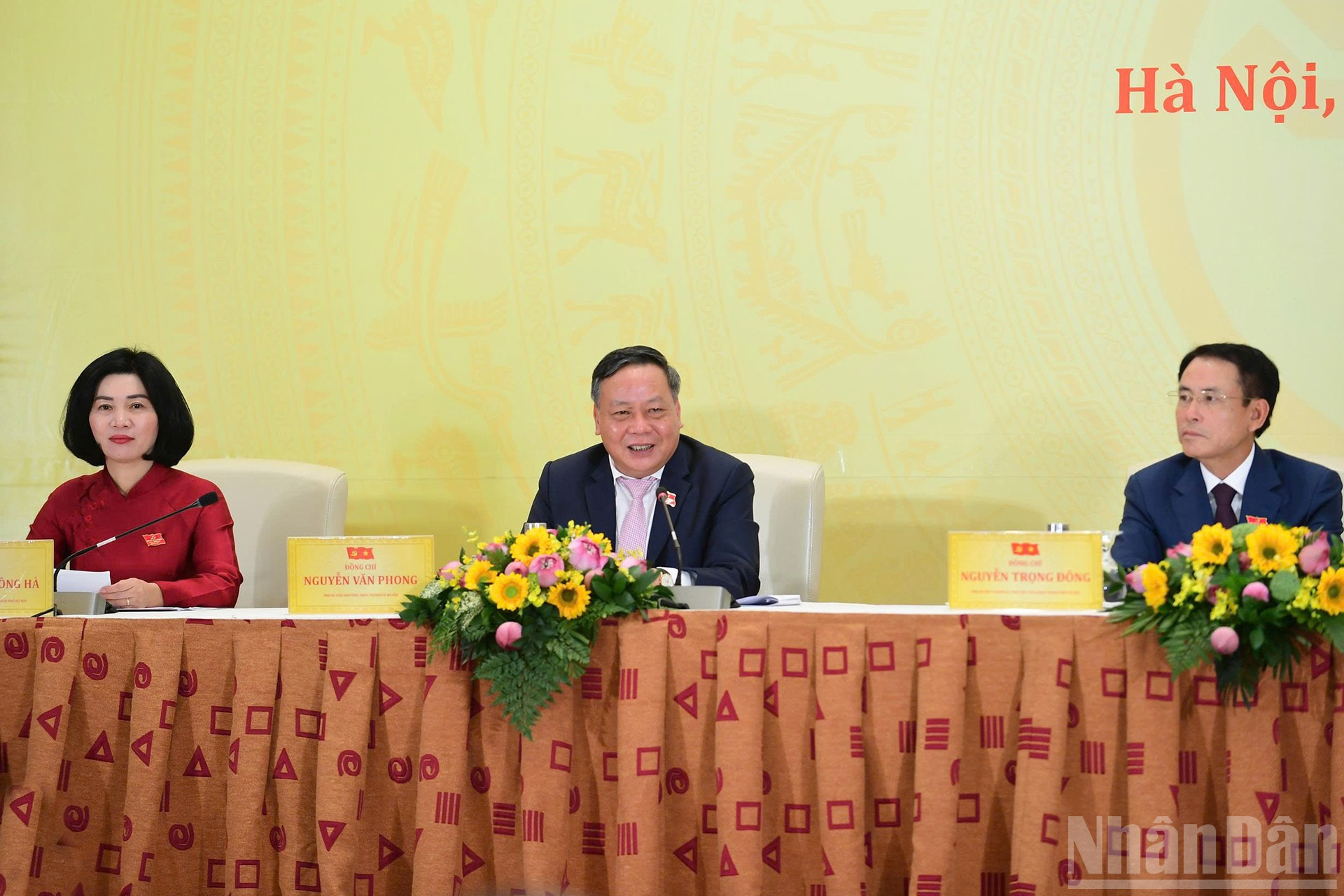 Phó Bí thư Thường trực Thành ủy Hà Nội Nguyễn Văn Phong trả lời câu hỏi tại họp báo. ndo_br_14.jpg