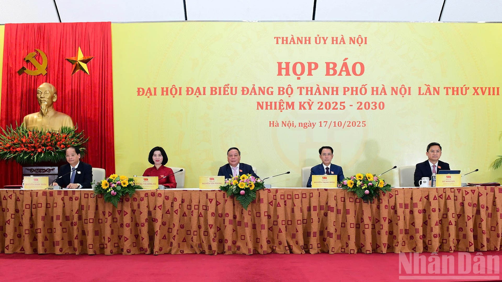 Ngay sau phiên bế mạc, các đồng chí Thường trực Thành ủy đã chủ trì họp báo thông tin kết quả Đại hội đại biểu Đảng bộ Thành phố Hà Nội khóa XVIII, nhiệm kỳ 2025-2030. ndo_br_12.jpg