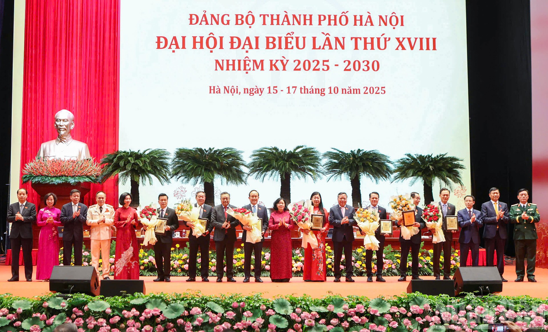 Bí thư Thành ủy Hà Nội Bùi Thị Minh Hoài cùng các đồng chí lãnh đạo Thành phố Hà Nội tặng hoa các đồng chí thôi tham gia Ban Chấp hành Đảng bộ Thành phố khóa XVIII. ndo_br_9.jpg