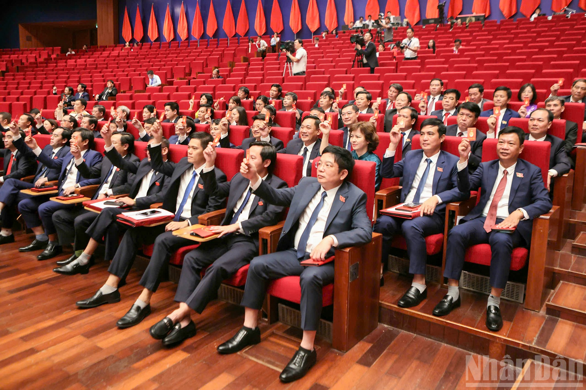 Các đại biểu biểu quyết tại Đại hội. ndo_br_11.jpg