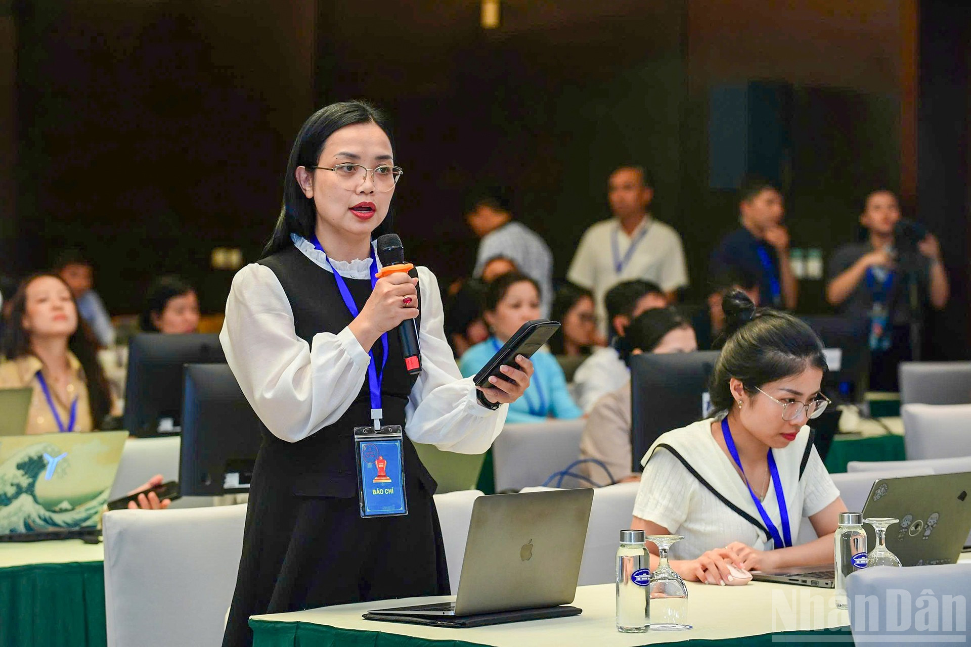 Phóng viên đặt câu hỏi tại họp báo. ndo_br_13.jpg