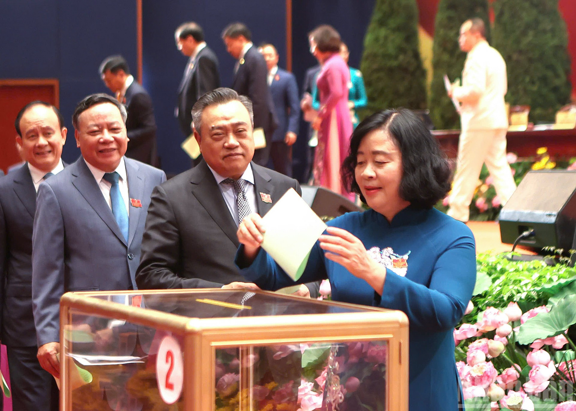Bí thư Thành ủy Hà Nội Bùi Thị Minh Hoài bầu Đoàn đại biểu dự Đại hội đại biểu toàn quốc lần thứ XIV của Đảng. ndo_br_5.jpg