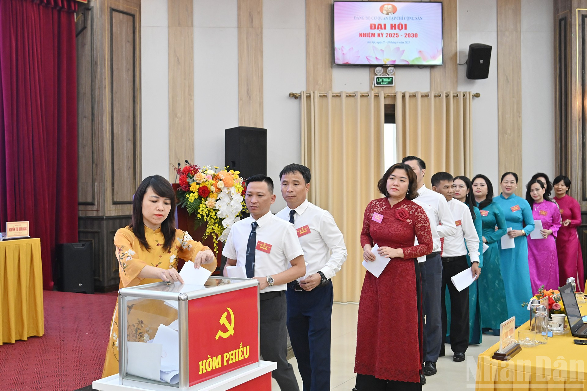 Các Đảng viên Đảng bộ cơ quan Tạp chí Cộng sản bỏ phiếu bầu Ban Chấp hành Đảng bộ cơ quan Tạp chí Cộng sản, nhiệm kỳ 2025-2030. ndo_br_17.jpg