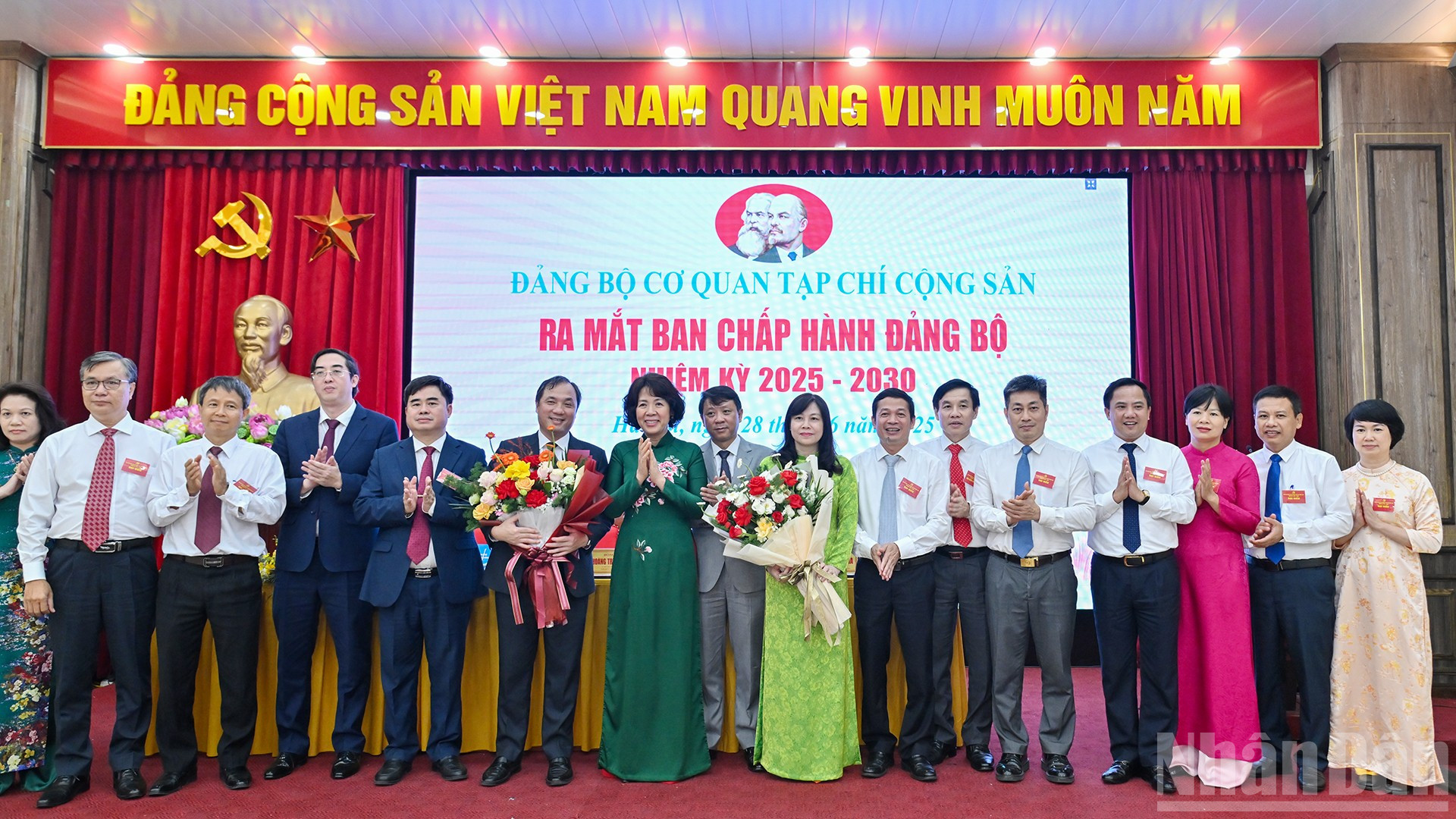 Phó Bí thư Đảng ủy các cơ quan Đảng Trung ương Nguyễn Thị Hoàng Vân tặng hoa chúc mừng Ban Chấp hành Đảng bộ cơ quan Tạp chí Cộng sản, nhiệm kỳ 2025-2030.