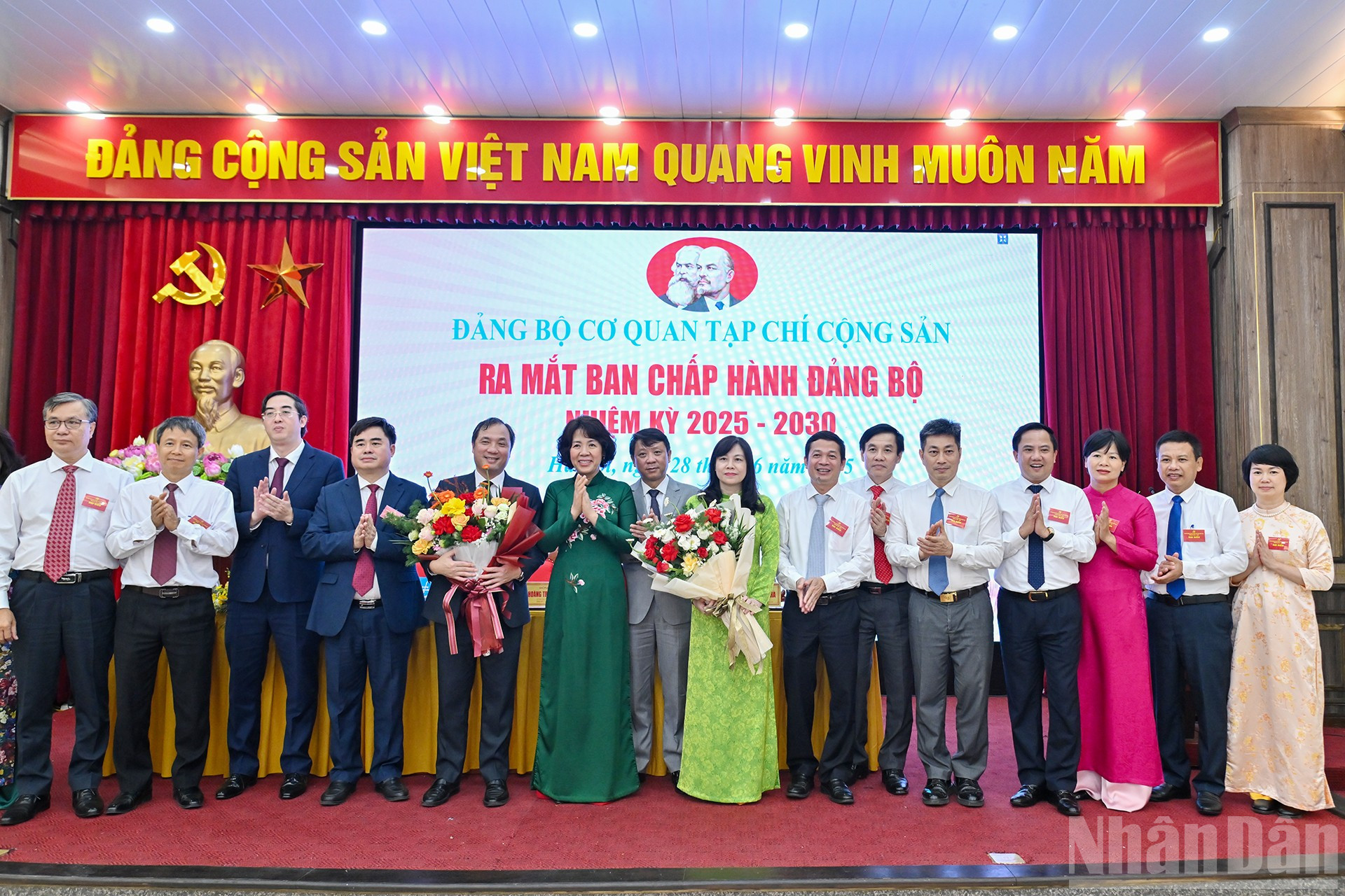 Phó Bí thư Đảng ủy các cơ quan Đảng Trung ương Nguyễn Thị Hoàng Vân tặng hoa chúc mừng Ban Chấp hành Đảng bộ cơ quan Tạp chí Cộng sản, nhiệm kỳ 2025-2030. ndo_br_18.jpg