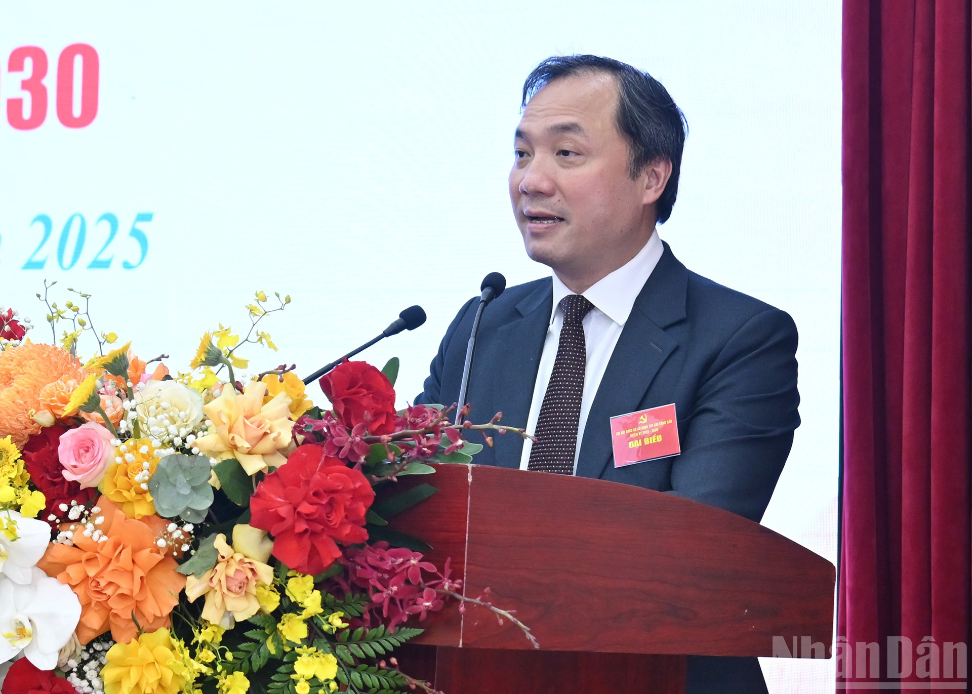 Tổng Biên tập Tạp chí Cộng sản Hoàng Trung Dũng thay mặt Ban Chấp hành Đảng bộ cơ quan Tạp chí Cộng sản, nhiệm kỳ 2025-2030 phát biểu nhận nhiệm vụ tại Đại hội. ndo_br_19.jpg