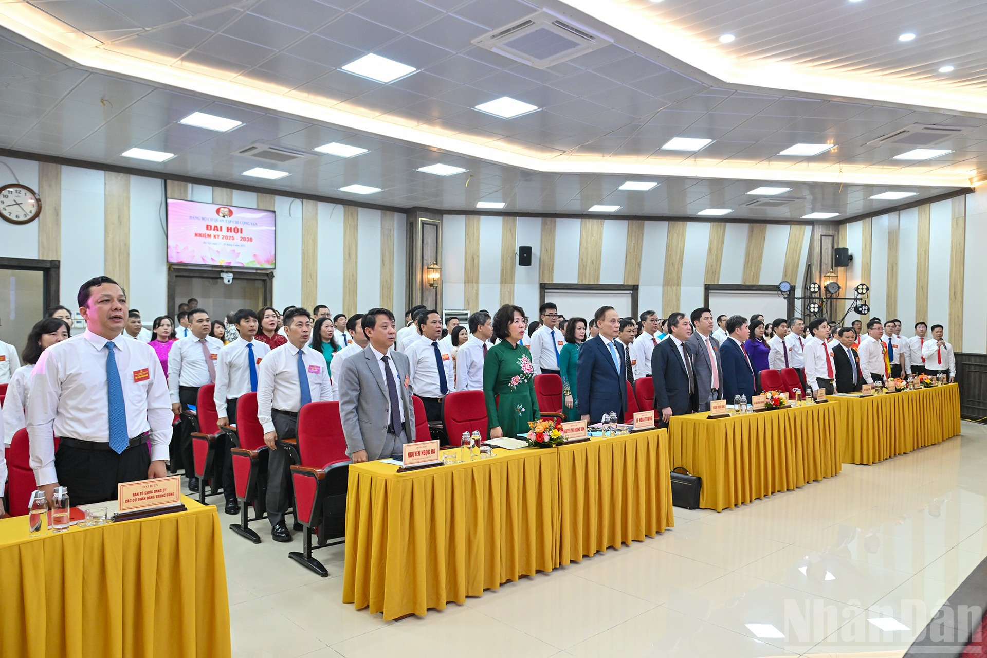 Các đại biểu thực hiện nghi lễ chào cờ tại Đại hội. ndo_br_2.jpg