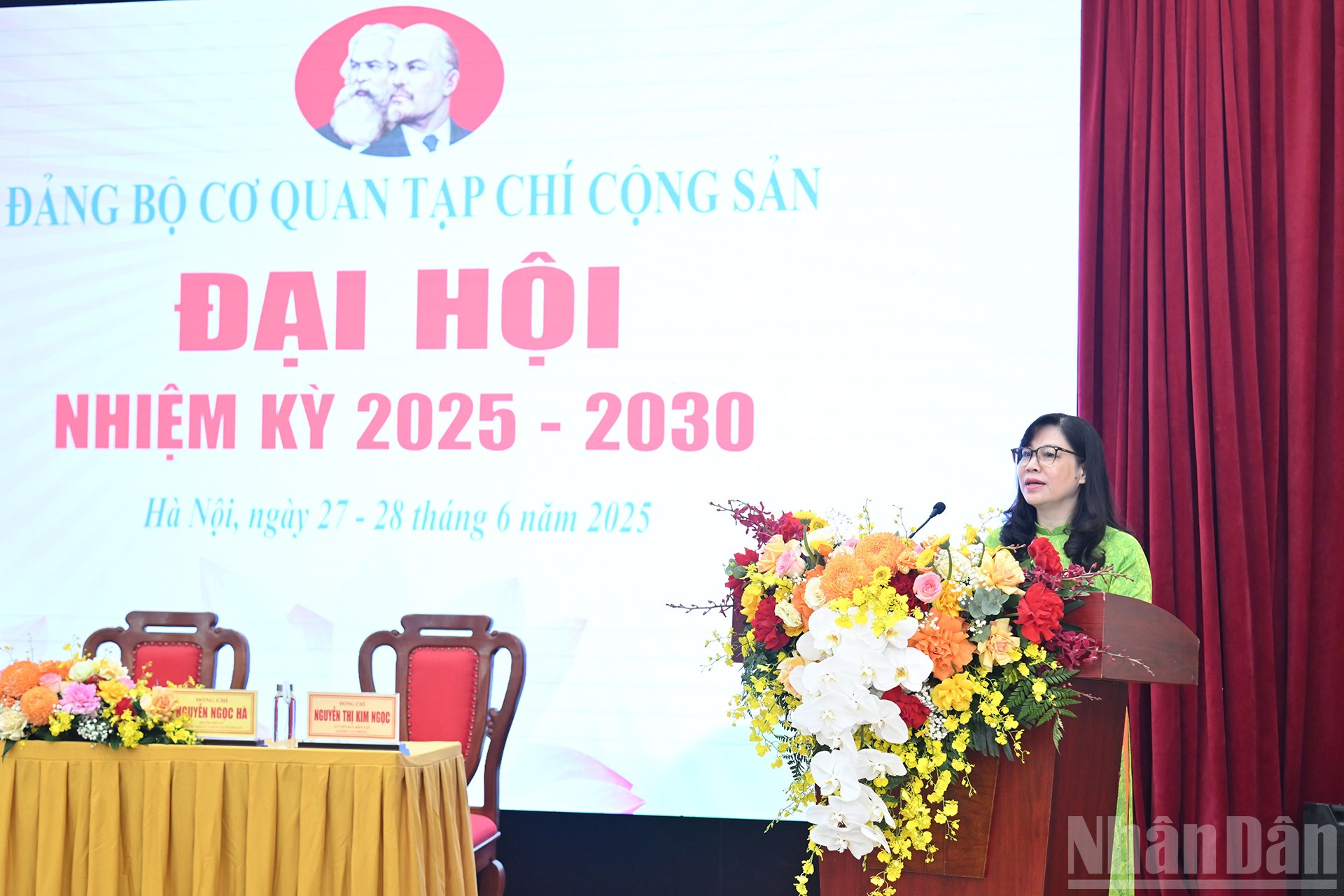 Đồng chí Nguyễn Thị Kim Ngọc, Ủy viên Ban Biên tập, Chánh Văn phòng Tạp chí Cộng sản báo cáo kết quả Đại hội phiên thứ nhất. ndo_br_6.jpg