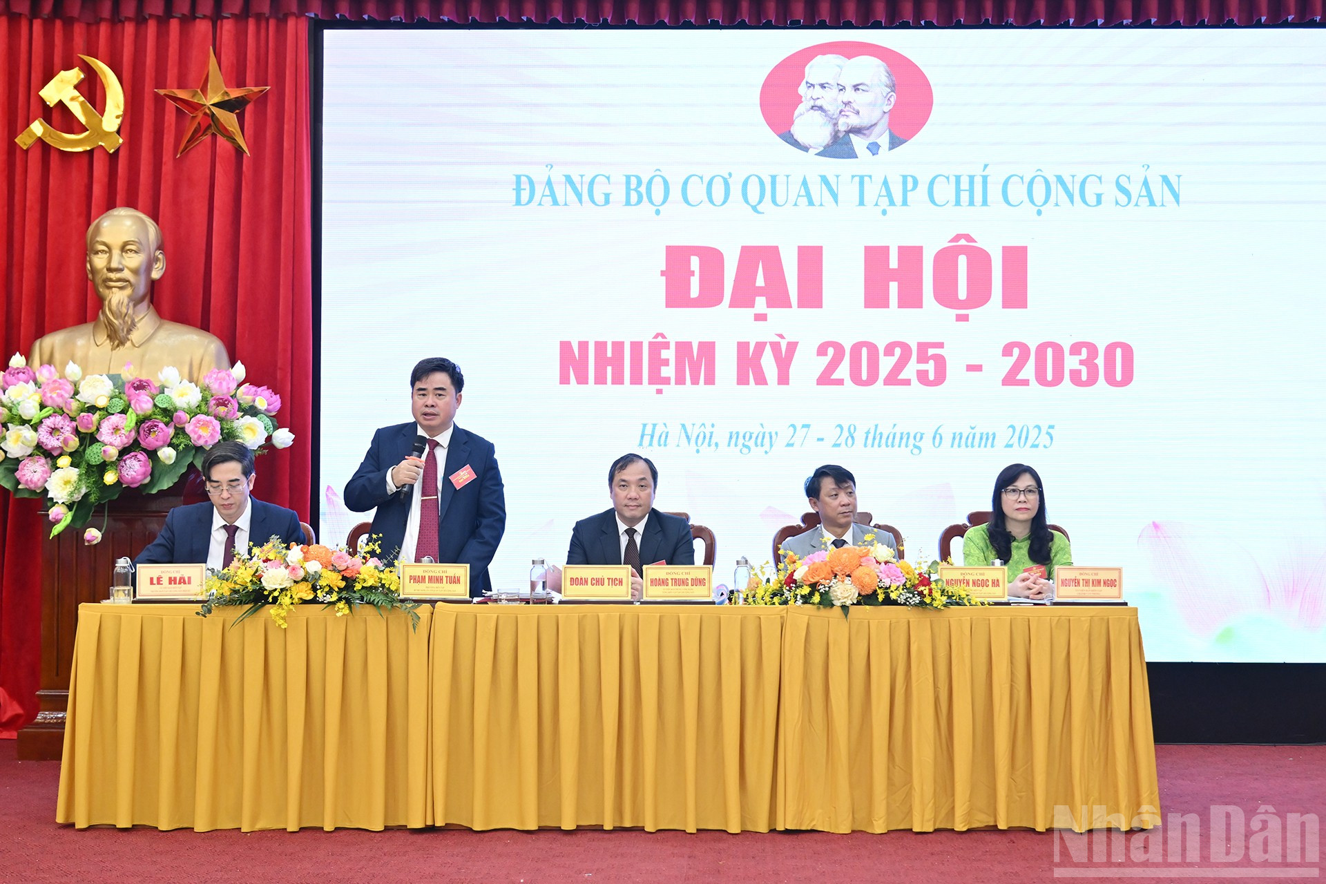 Đoàn Chủ tịch điều hành Đại hội. ndo_br_5.jpg