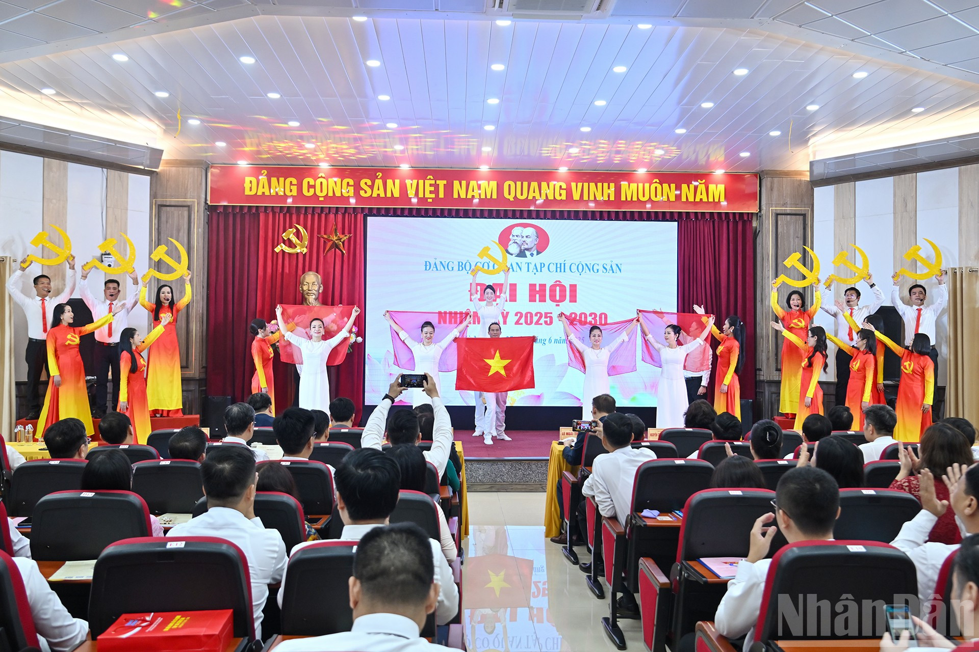 Tiết mục văn nghệ chào mừng Đại hội. ndo_br_4.jpg