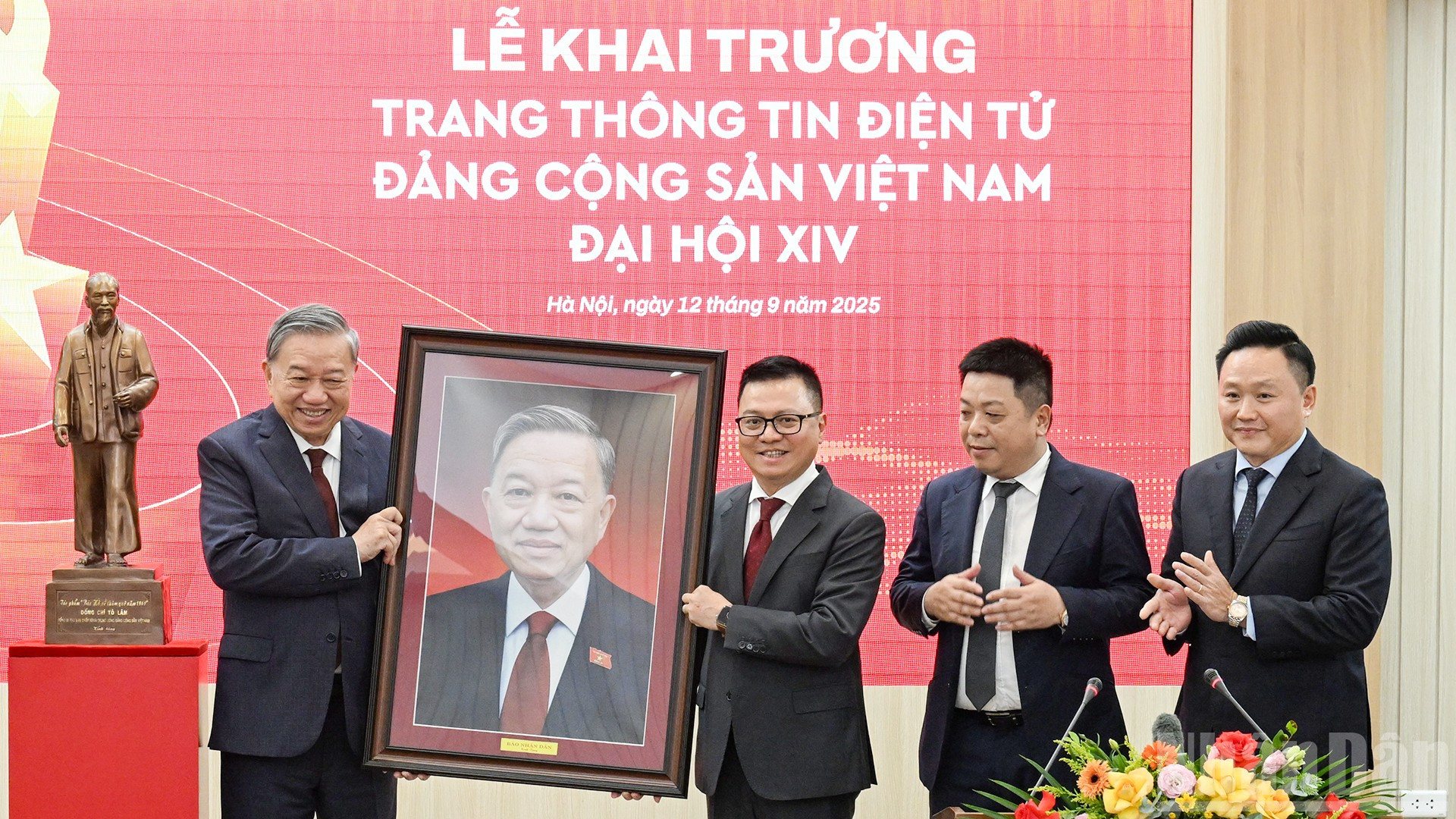 ថ្នាក់ដឹកនាំនៃកាសែត Nhan Dan បានបង្ហាញរូបភាពជូនលោកអគ្គលេខាបក្ស To Lam ក្នុងពិធីសម្ពោធ។ ndo_br_11.jpg