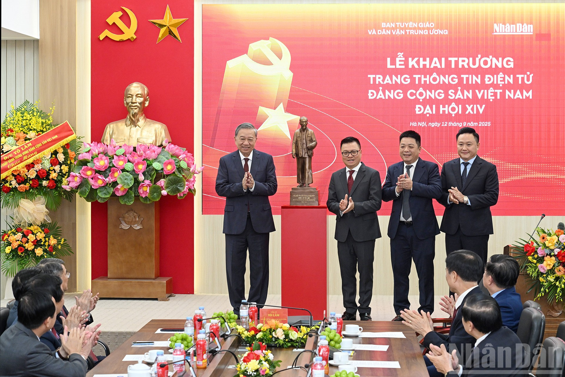 អគ្គលេខាធិកា To Lam ប្រគល់រូបសំណាកលោកប្រធានហូជីមិញដល់កាសែត Nhan Dan ក្នុងពិធីសម្ពោធ។ ndo_br_10.jpg