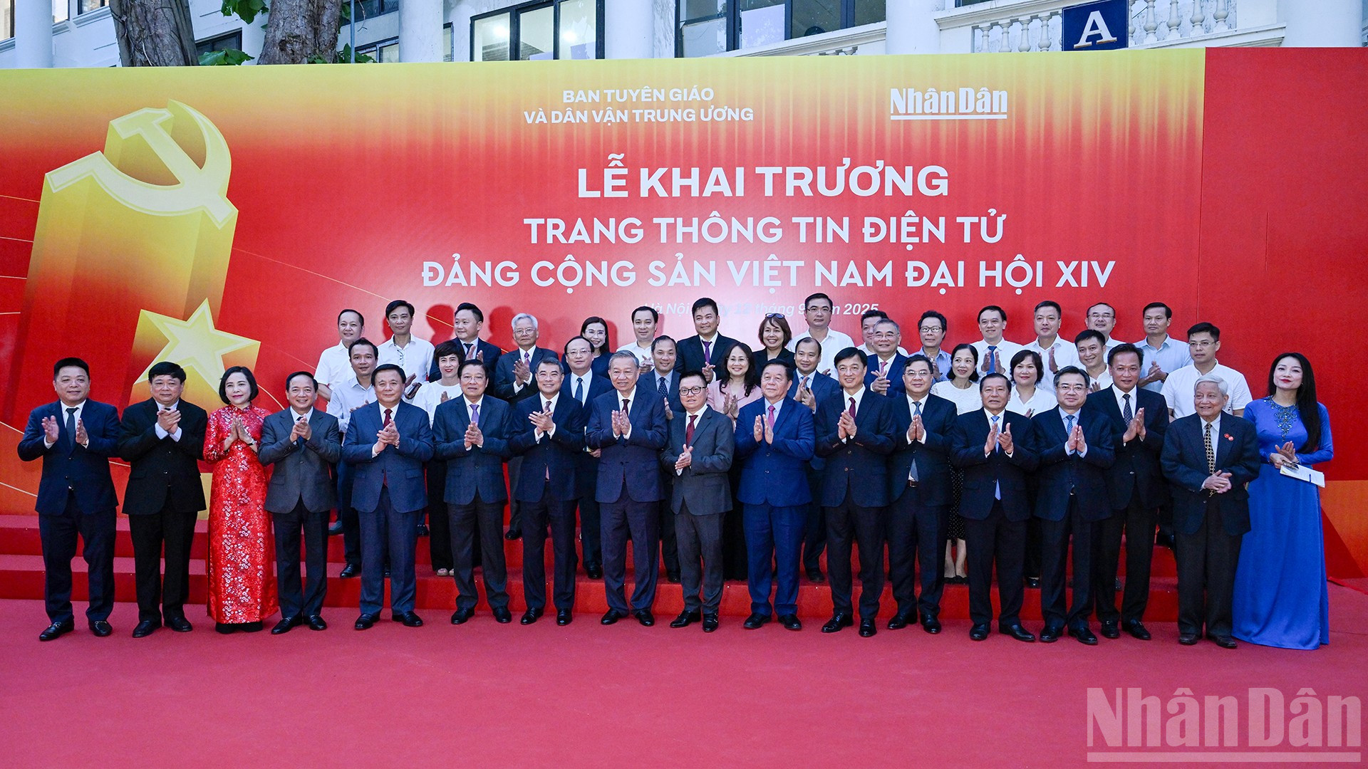 អគ្គលេខាធិកា To Lam និងថ្នាក់ដឹកនាំបក្ស រដ្ឋ និងគណៈប្រតិភូនានាក្នុងពិធីបើកដំណើរការគេហទំព័របក្សកុម្មុយនិស្តវៀតណាម - មហាសន្និបាតជាតិលើកទី១៤។ ndo_br_13.jpg
