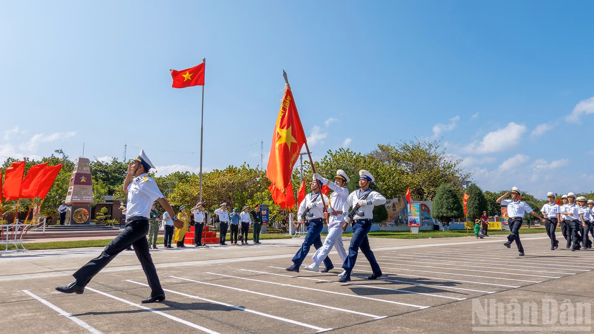Nghi thức duyệt ngũ dưới cờ Tổ quốc và cột mốc chủ quyền tại đảo Trường Sa.