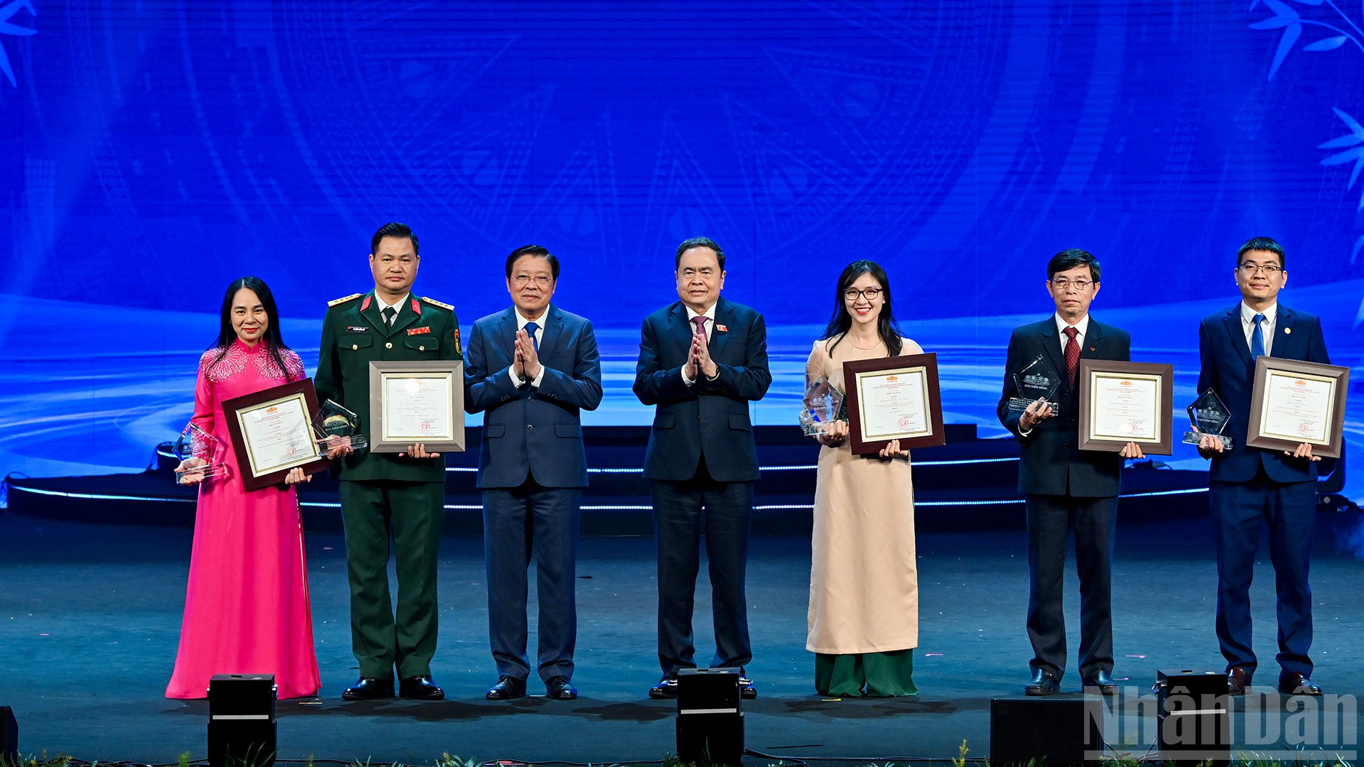 Chủ tịch Quốc hội Trần Thanh Mẫn và Trưởng Ban Nội chính Trung ương Phan Đình Trạc trao giải A cho các tác giả, đại diện nhóm tác giả đạt giải.
