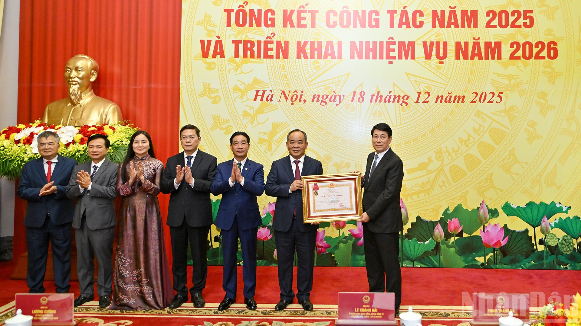 Chủ tịch nước Lương Cường trao Huân chương Lao động hạng Ba tặng Văn phòng Chủ tịch nước.