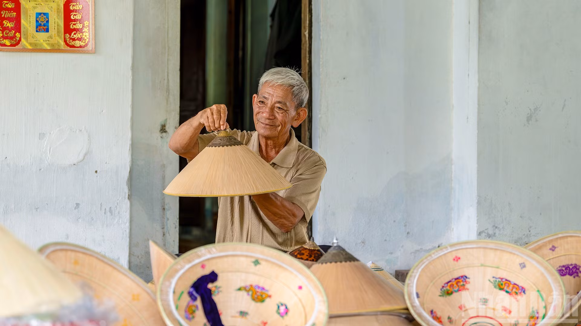 Ông Đỗ Văn Lan 78 tuổi, là người cao tuổi nhất hằng ngày vẫn trực tiếp sản xuất nón ngựa nổi tiếng lừng lẫy trong làng Phú Gia, xã Xuân An, tỉnh Gia Lai. Gia đình ông Lan hiện đang có bộ sưu tập gồm 18 chiếc chóp bạc, trong đó có 8 chiếc cổ và 10 chiếc cách tân mới nghiên cứu làm được.