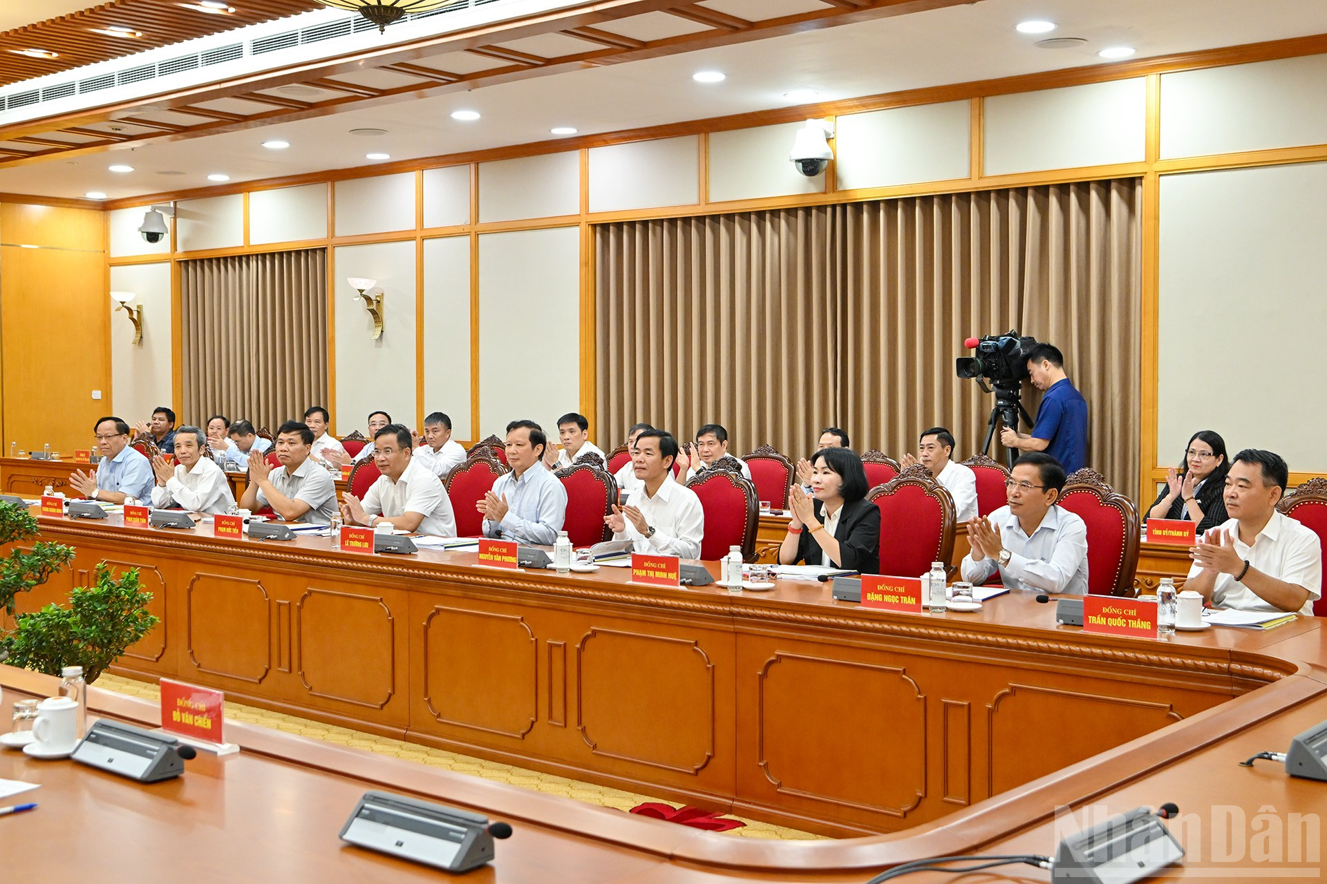 Các đồng chí trong Ban Thường vụ Thành ủy Huế tại buổi làm việc. ndo_br_9.jpg