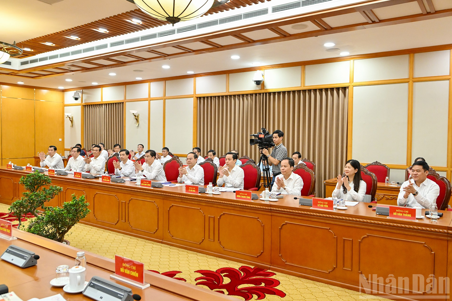 Các đồng chí trong Ban Thường vụ Tỉnh ủy Cao Bằng dự buổi làm việc. ndo_br_4.jpg