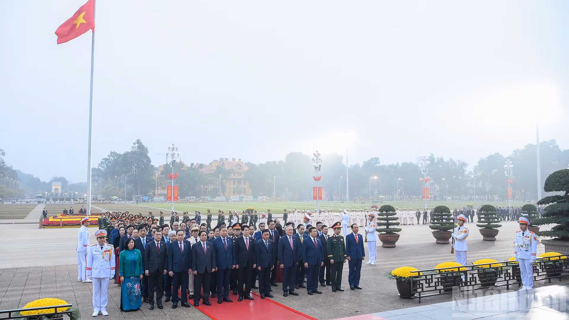 Các đồng chí lãnh đạo Đảng, Nhà nước và các đại biểu vào Lăng viếng Chủ tịch Hồ Chí Minh.