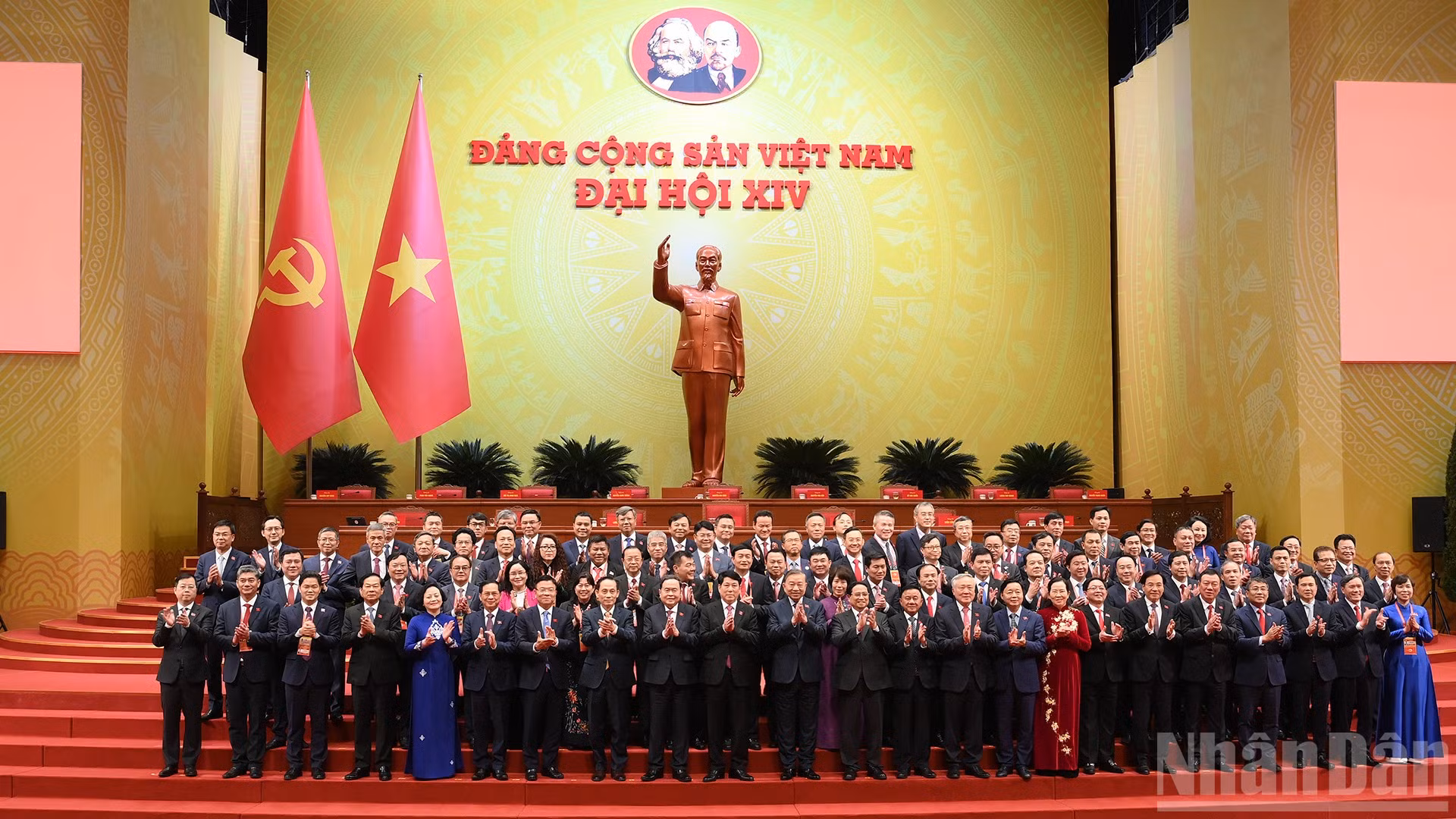 Các đồng chí lãnh đạo Đảng, Nhà nước với các đại biểu tại phiên trù bị Đại hội XIV của Đảng. (Ảnh: ĐĂNG KHOA)