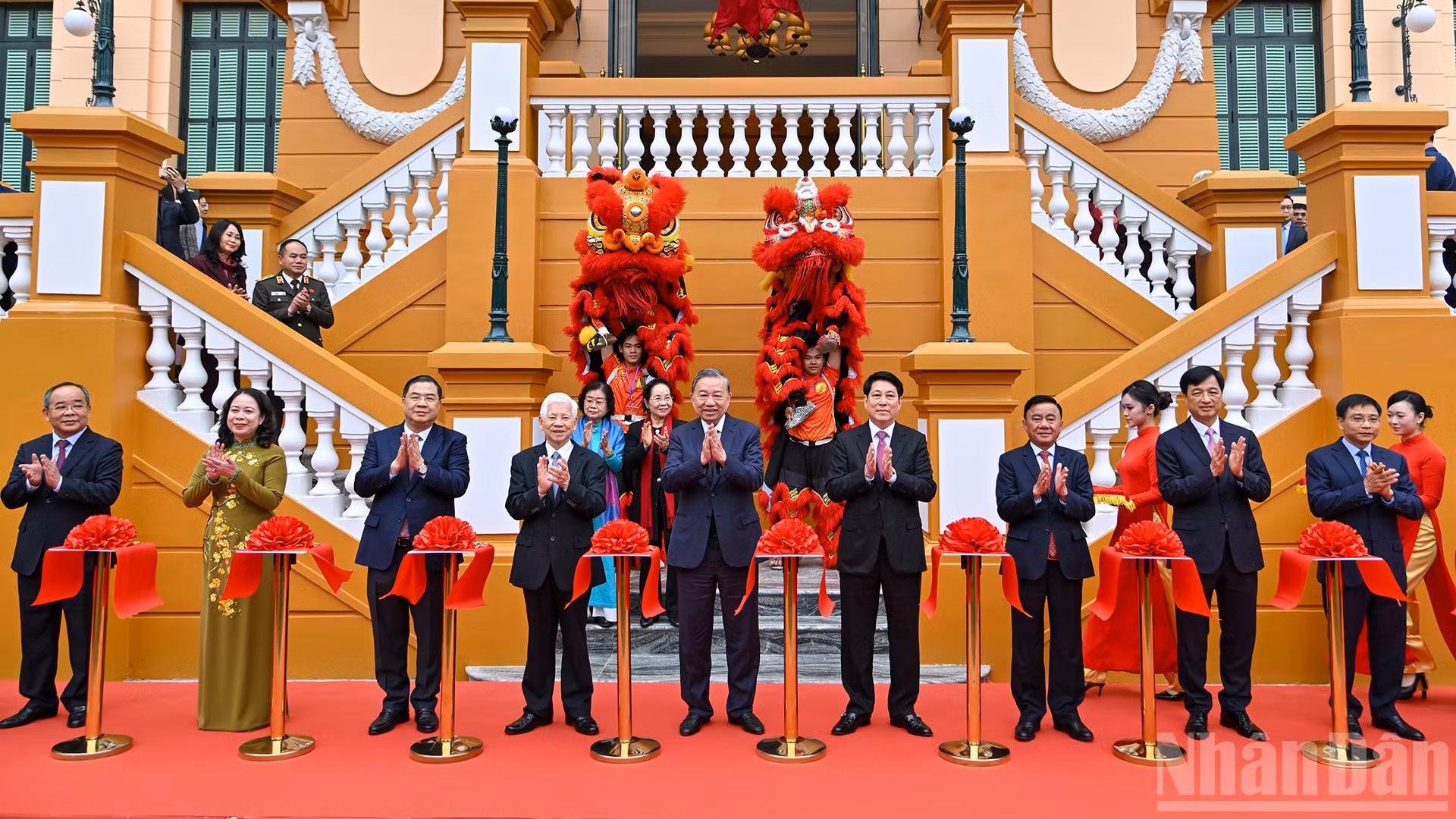 Tổng Bí thư Tô Lâm, Chủ tịch nước Lương Cường, Thường trực Ban Bí thư Trần Cẩm Tú cùng các đồng chí lãnh đạo, nguyên lãnh đạo Đảng, Nhà nước thực hiện nghi thức cắt băng khánh thành công trình Trụ sở làm việc Cơ quan Chủ tịch nước.