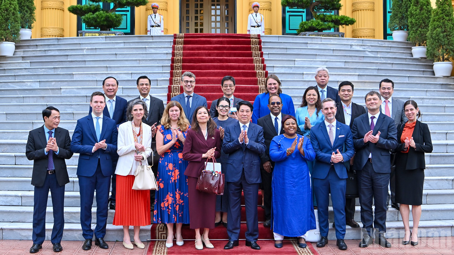 Chủ tịch nước Lương Cường và Điều phối viên Thường trú, Trưởng đại diện các tổ chức Liên hợp quốc tại Việt Nam cùng đại biểu tại buổi tiếp.