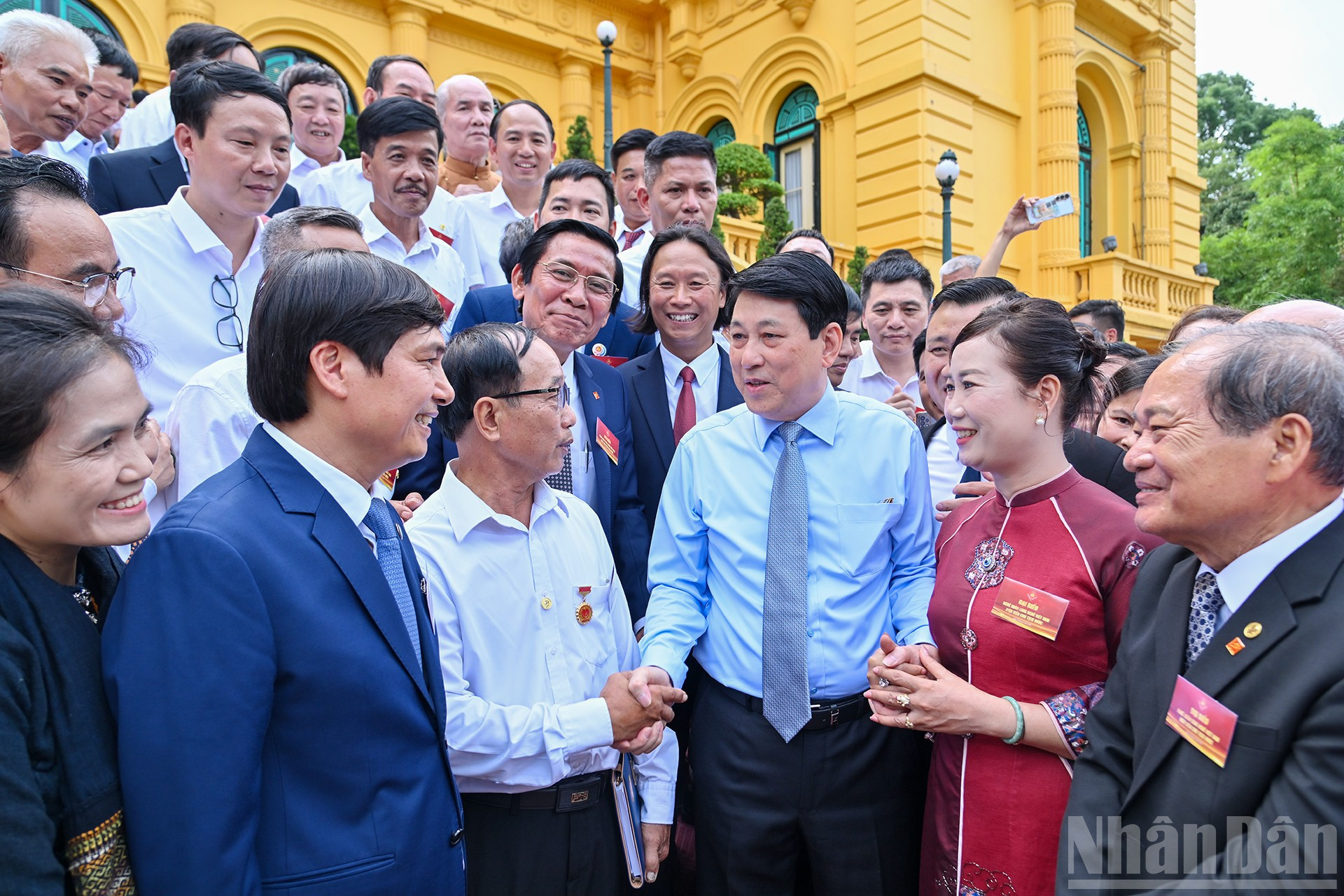 Chủ tịch nước Lương Cường với các nghệ nhân làng nghề tiêu biểu toàn quốc và các đại biểu tại buổi gặp mặt. ndo_br_2.jpg