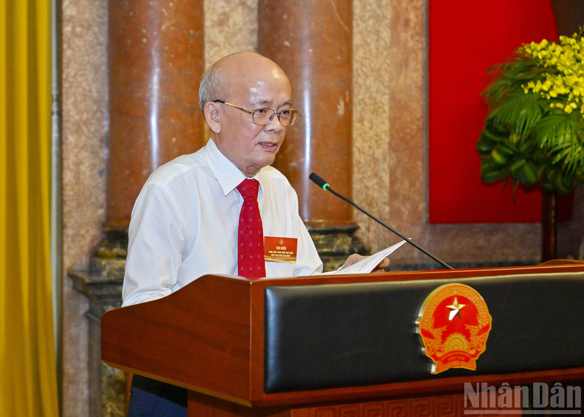 Chủ tịch Hiệp hội Làng nghề Việt Nam Trịnh Quốc Đạt trình bày báo cáo tại buổi gặp mặt. ndo_br_5.jpg