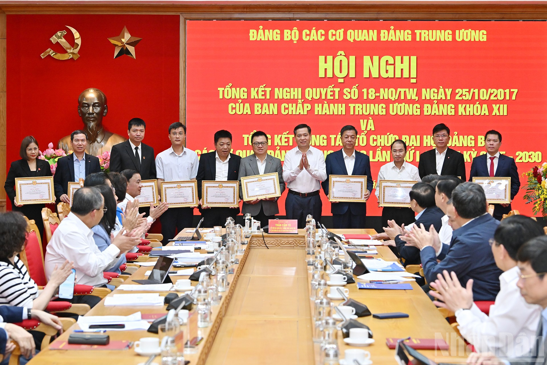 Phó Bí thư Thường trực Đảng ủy các cơ quan Đảng Trung ương Nguyễn Long Hải trao bằng khen tặng các cá nhân có thành tích xuất sắc trong thực hiện Nghị quyết số 18–NQ/TW. ndo_br_12.jpg