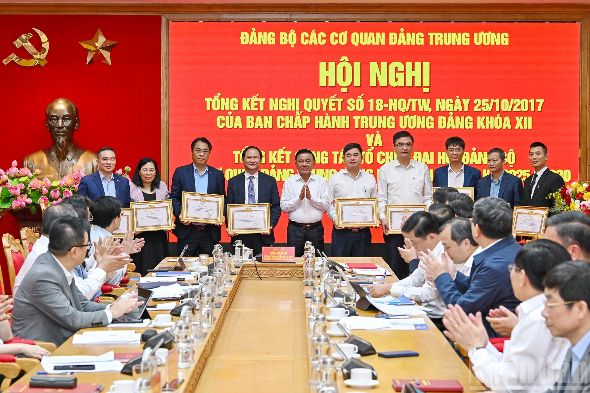 Thường trực Ban Bí thư Trần Cẩm Tú trao bằng khen tặng các tập thể có thành tích xuất sắc trong thực hiện Nghị quyết số 18–NQ/TW. ndo_br_11.jpg