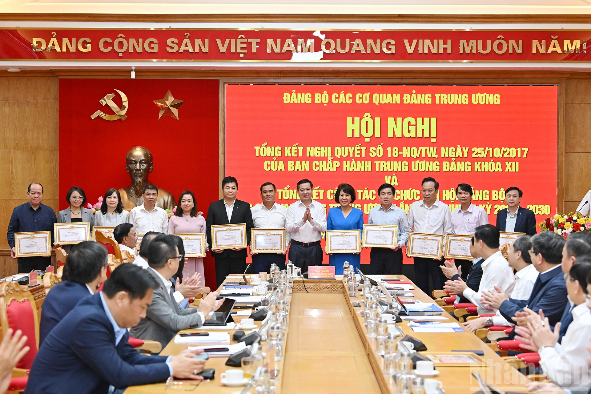 Phó Bí thư Thường trực Đảng ủy các cơ quan Đảng Trung ương Nguyễn Long Hải trao bằng khen tặng các cá nhân có thành tích xuất sắc trong tham mưu tổ chức Đại hội Đảng bộ các cơ quan Đảng Trung ương lần thứ I. ndo_br_13.jpg