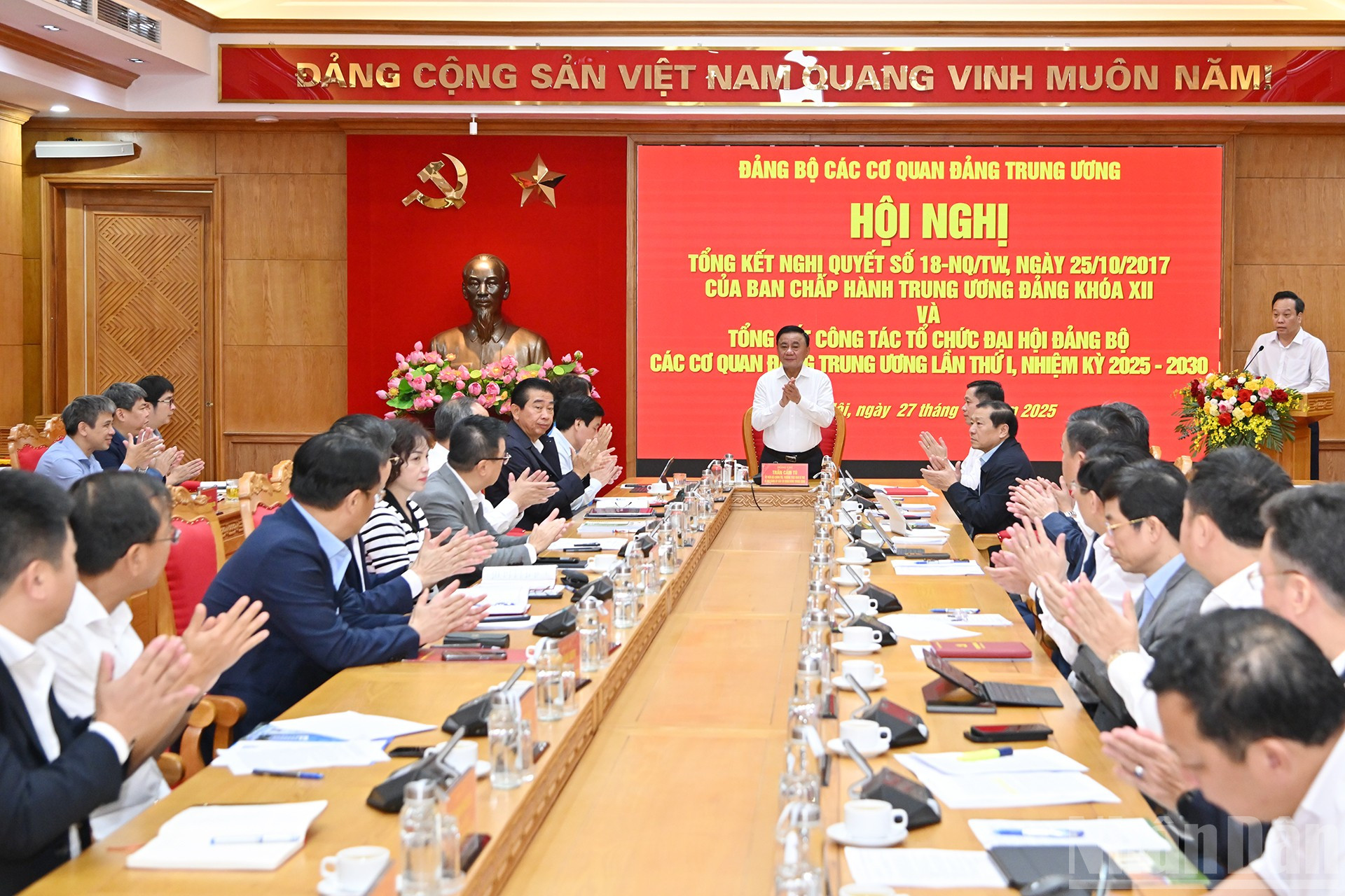 Thường trực Ban Bí thư Trần Cẩm Tú chủ trì hội nghị. ndo_br_2.jpg