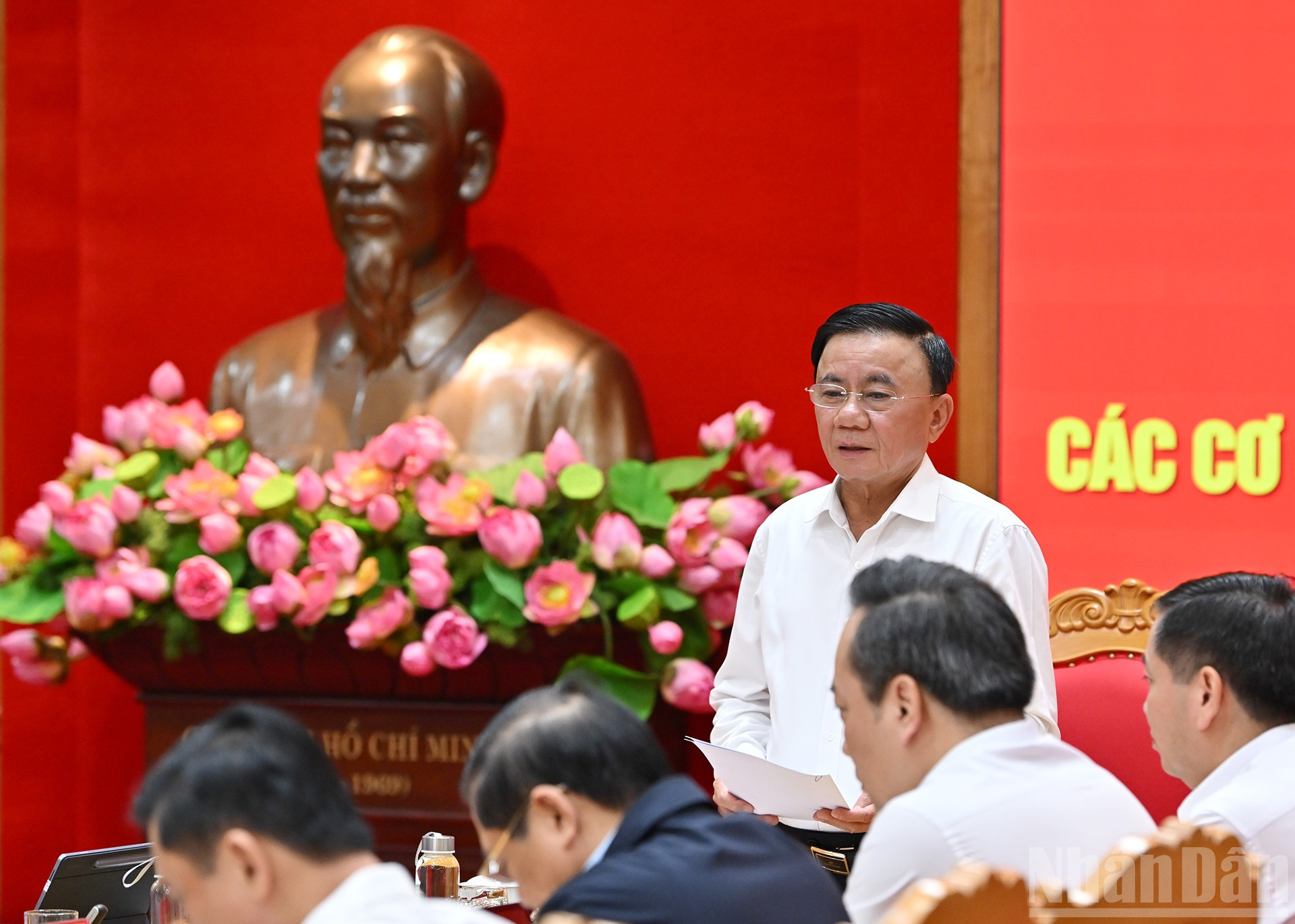 Thường trực Ban Bí thư Trần Cẩm Tú điều hành hội nghị. ndo_br_4.jpg