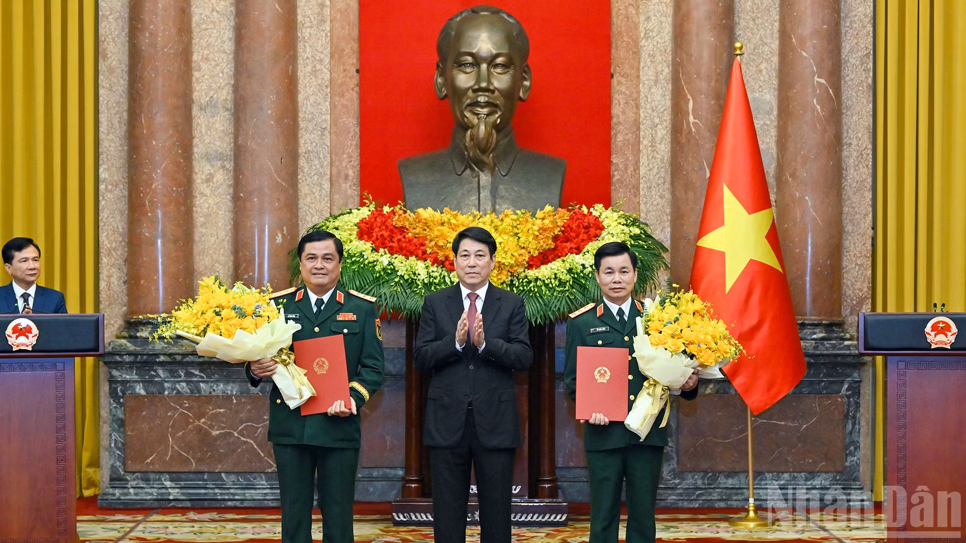 Chủ tịch nước Lương Cường trao Quyết định thăng quân hàm Thượng tướng cho Phó chủ nhiệm Tổng cục Chính trị Quân đội nhân dân Việt Nam Đỗ Xuân Tụng và Chính ủy Học viện Quốc phòng Đỗ Văn Bảnh.