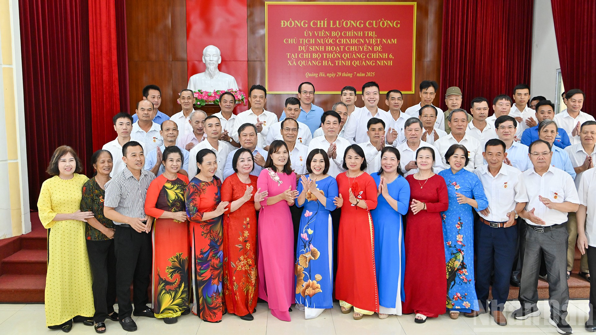 Chủ tịch nước Lương Cường cùng các đại biểu và đảng viên Chi bộ thôn Quảng Chính 6 tại buổi sinh hoạt chuyên đề.