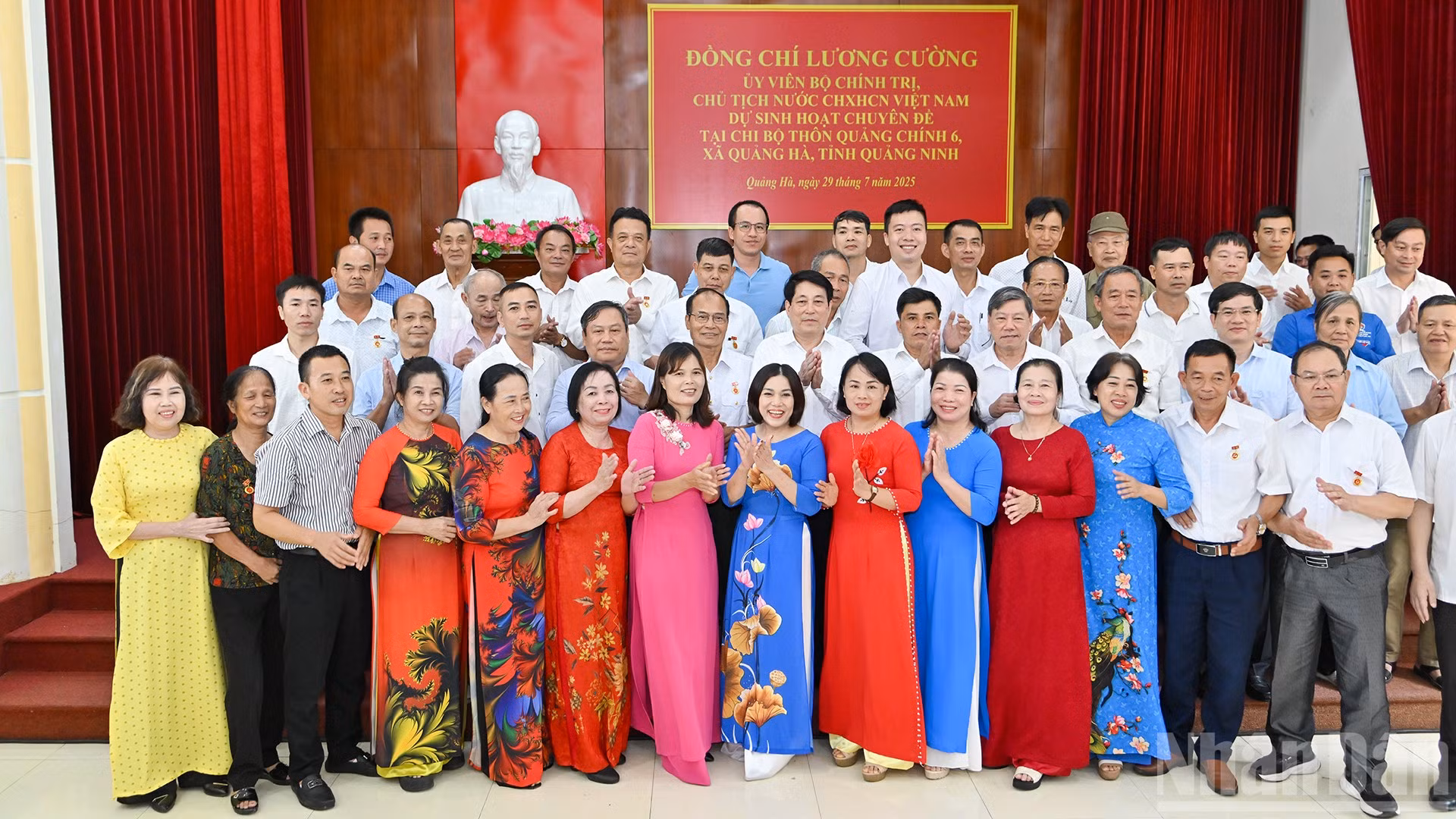 Chủ tịch nước Lương Cường cùng các đại biểu và đảng viên Chi bộ thôn Quảng Chính 6 tại buổi sinh hoạt chuyên đề.