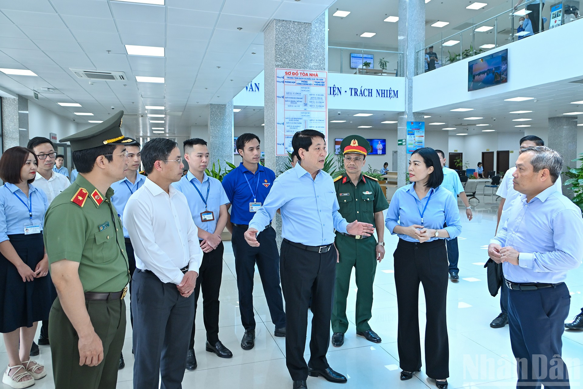 Trước đó, Chủ tịch nước Lương Cường cùng đoàn công tác tới thăm, kiểm tra hoạt động tại Trung tâm Phục vụ hành chính công tỉnh Quảng Ninh. ndo_br_9-5153.jpg