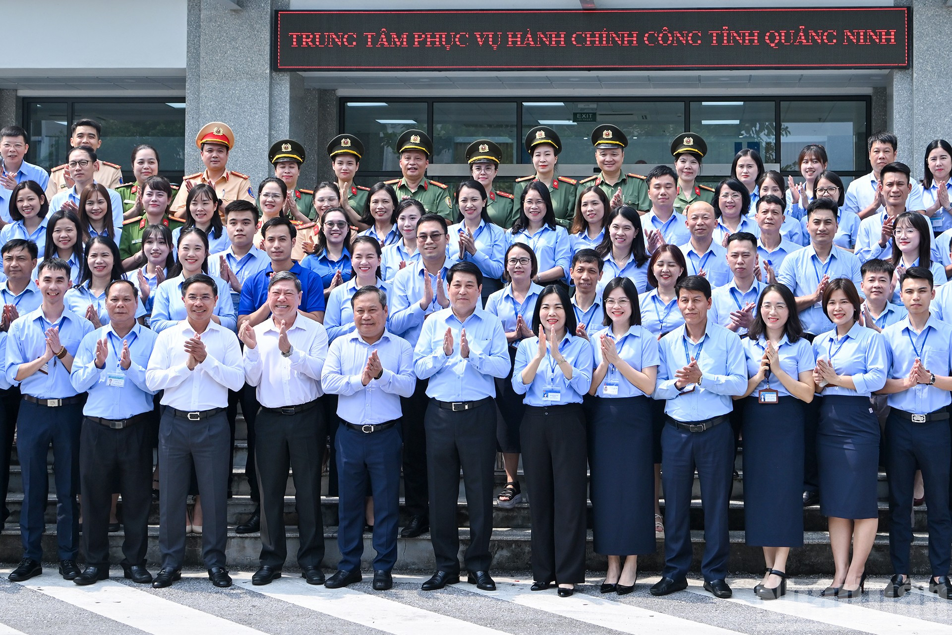 Chủ tịch nước Lương Cường cùng các đại biểu và cán bộ, nhân viên Trung tâm Phục vụ hành chính công tỉnh Quảng Ninh. ndo_br_14-1676.jpg