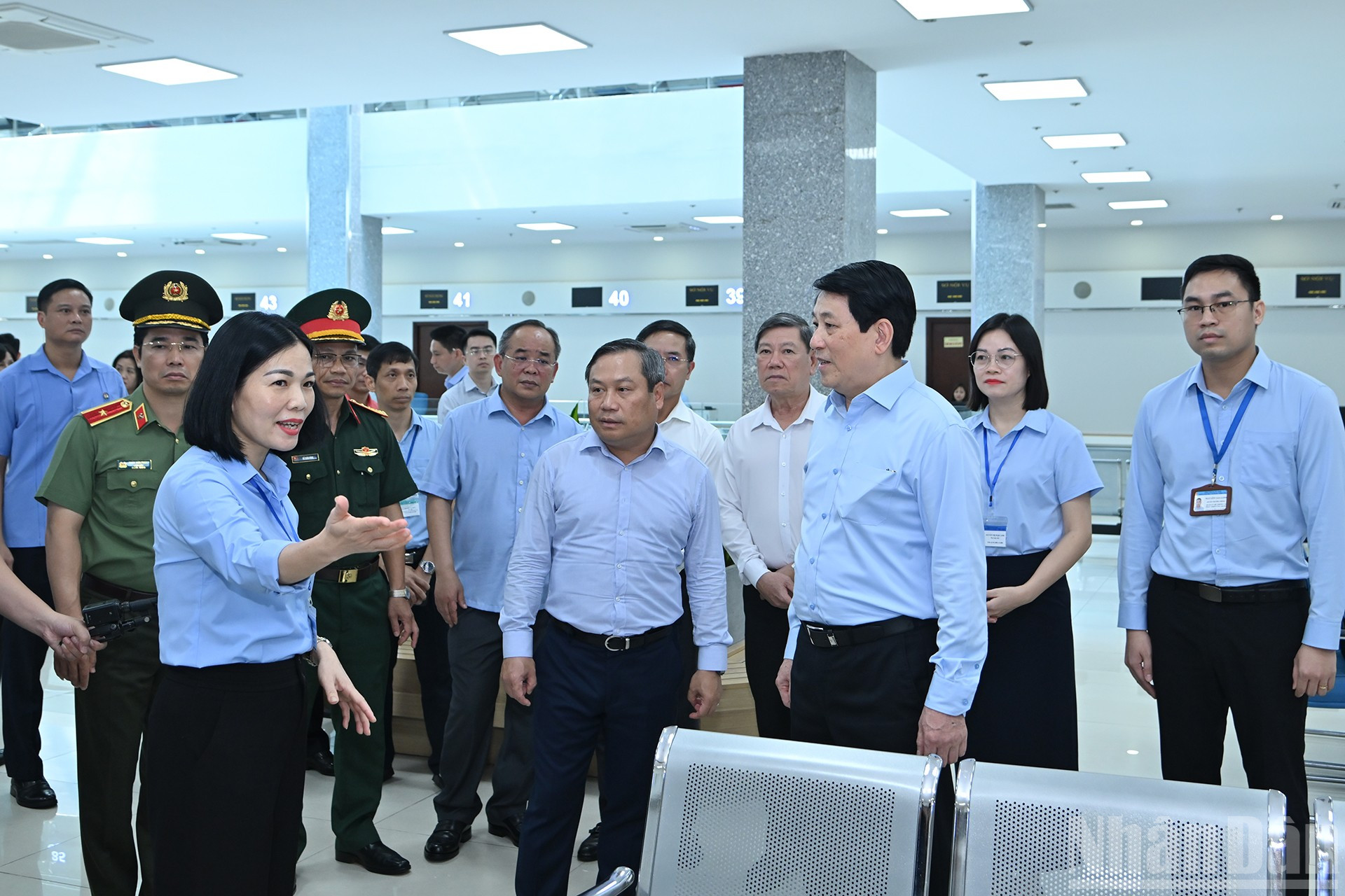 Chủ tịch nước Lương Cường nghe giới thiệu về Trung tâm Phục vụ hành chính công tỉnh Quảng Ninh. ndo_br_10-2958.jpg