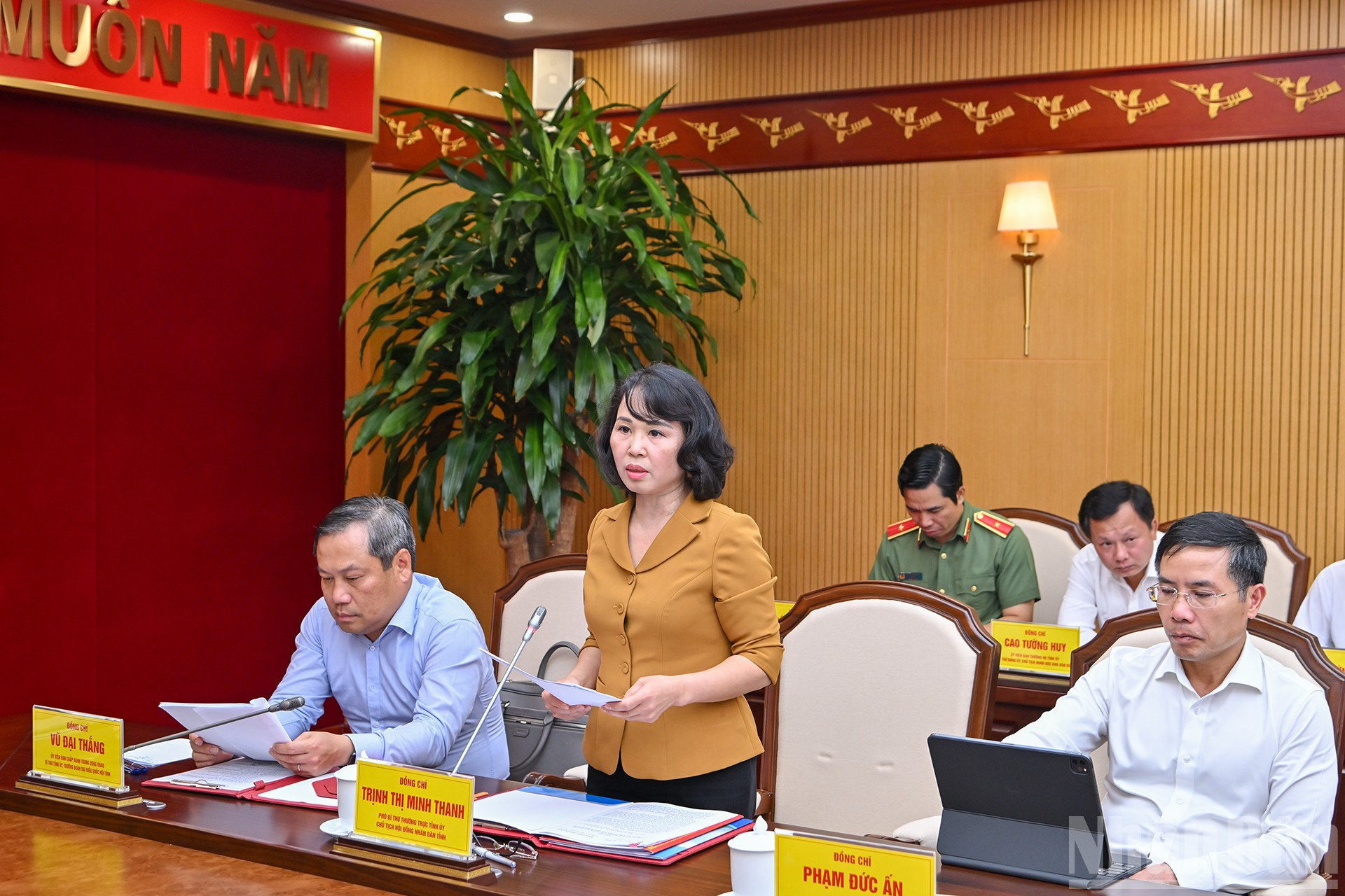 Phó Bí thư Thường trực Tỉnh ủy, Chủ tịch Hội đồng nhân dân tỉnh Quảng Ninh Trịnh Thị Minh Thanh trình bày báo cáo tại buổi làm việc. ndo_br_6-8356.jpg