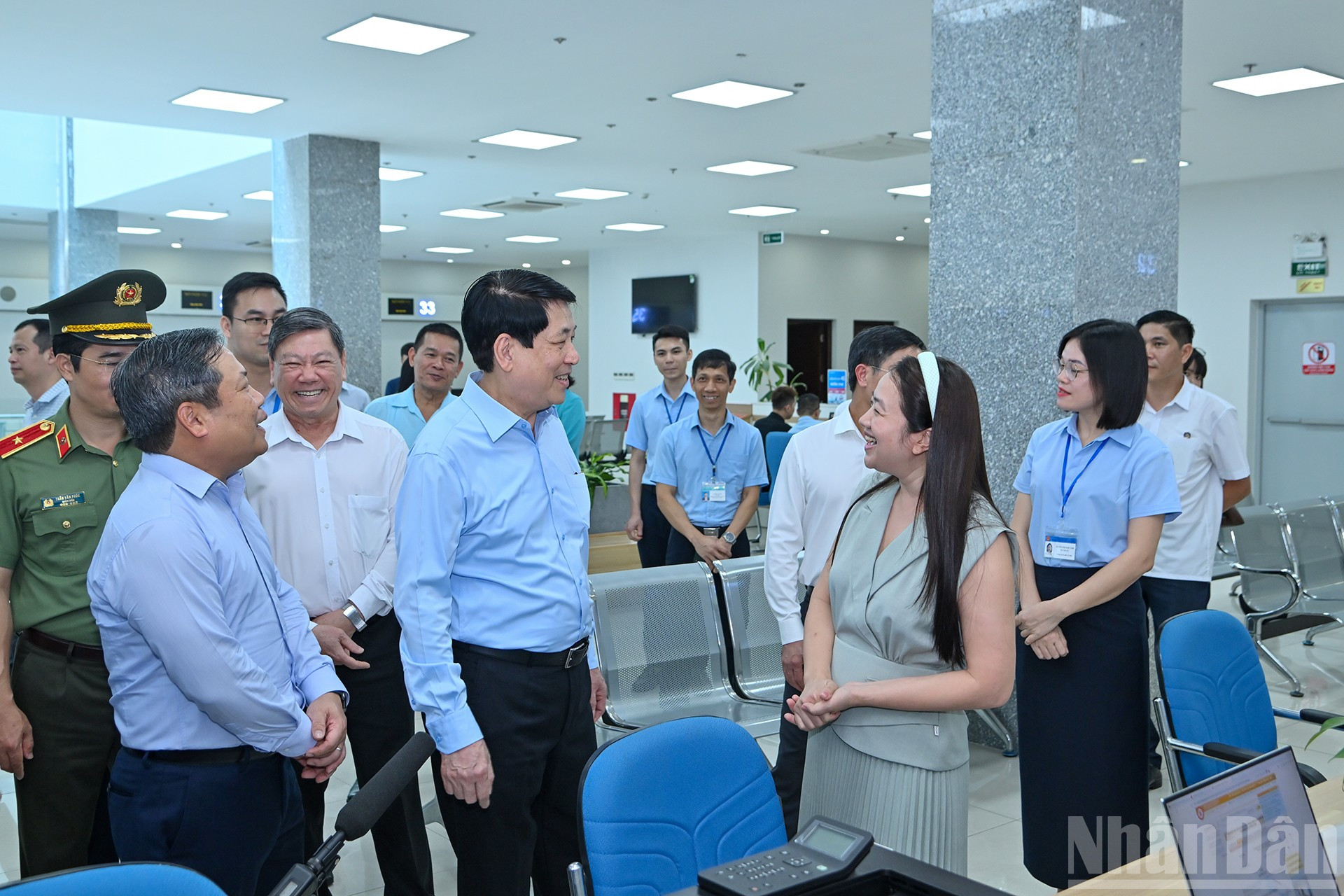 Chủ tịch nước Lương Cường trao đổi với người dân đang làm thủ tục hành chính tại Trung tâm Phục vụ hành chính công tỉnh Quảng Ninh. ndo_br_11-4358.jpg