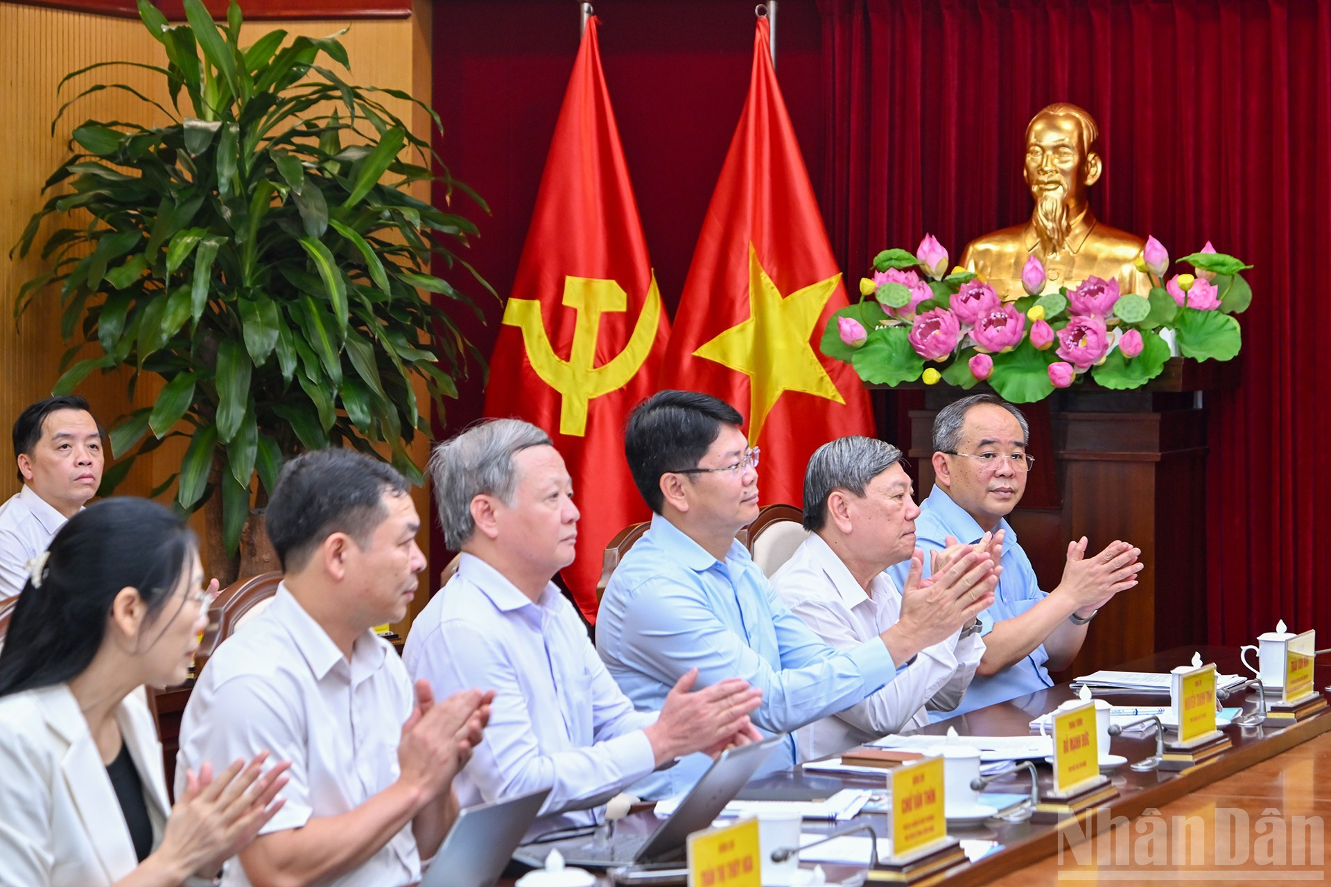 Các đại biểu trong đoàn công tác Trung ương tham dự buổi làm việc. ndo_br_4-3540.jpg