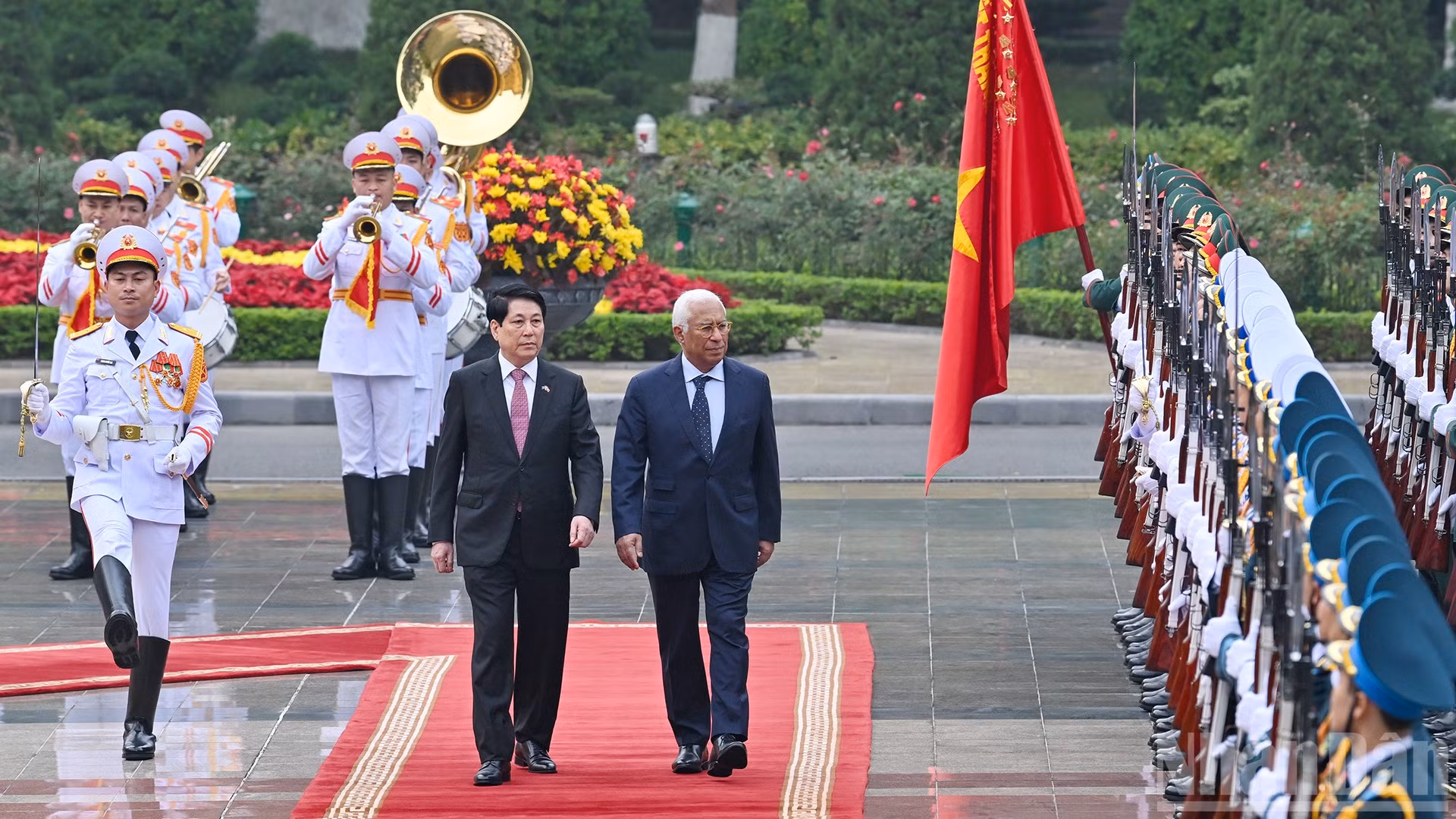 Chủ tịch nước Lương Cường và Chủ tịch Hội đồng châu Âu Antonio Costa duyệt Đội Danh dự Quân đội nhân dân Việt Nam tại lễ đón.