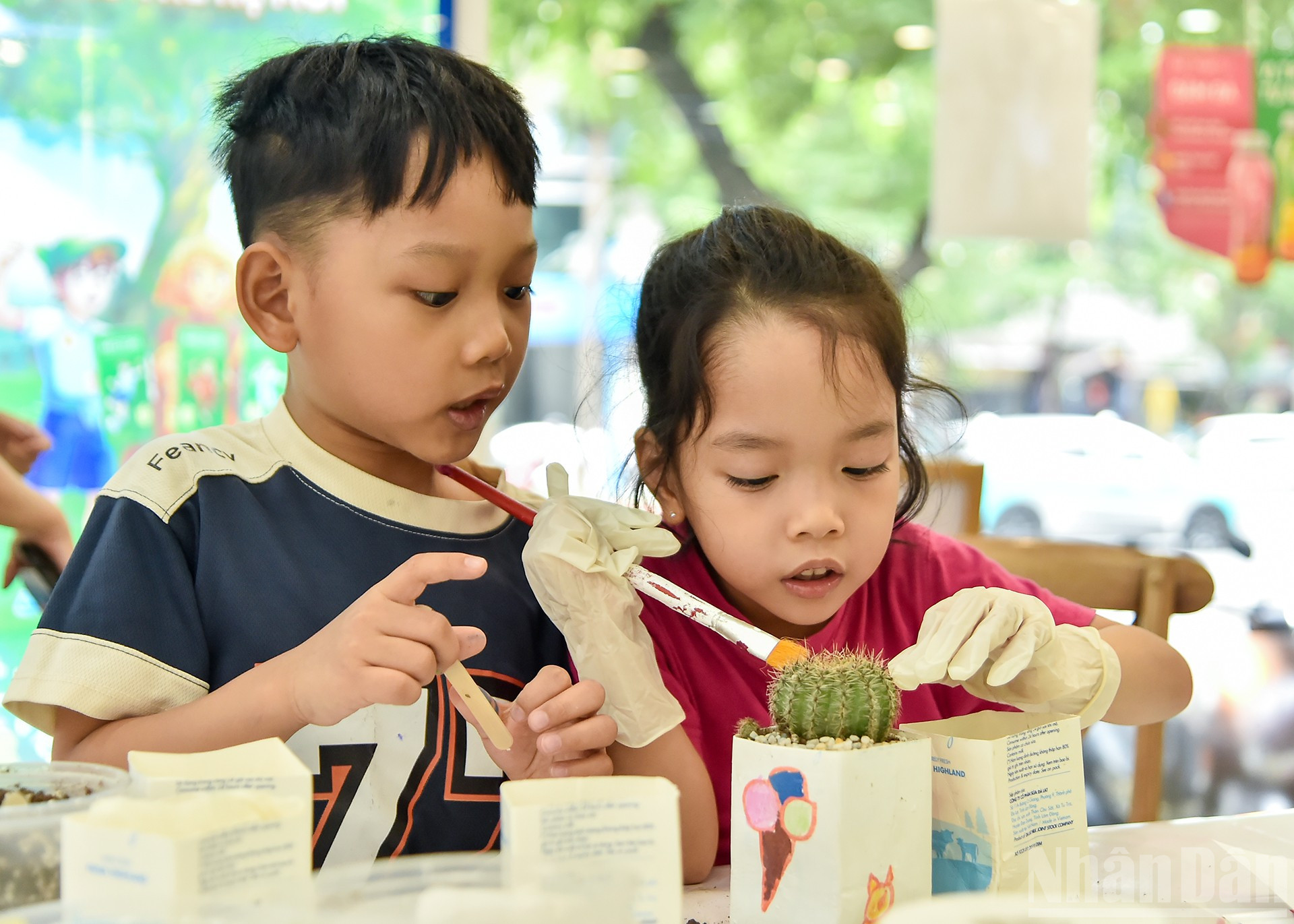 Cũng là tự mình trồng cây trong chậu, nhưng lại ở nơi kết nối với những con người cùng chí hướng, cùng mối quan tâm đến môi trường. Các em có thể trò chuyện và lan tỏa cảm hứng sống Xanh của mình. ndo_br_11.jpg